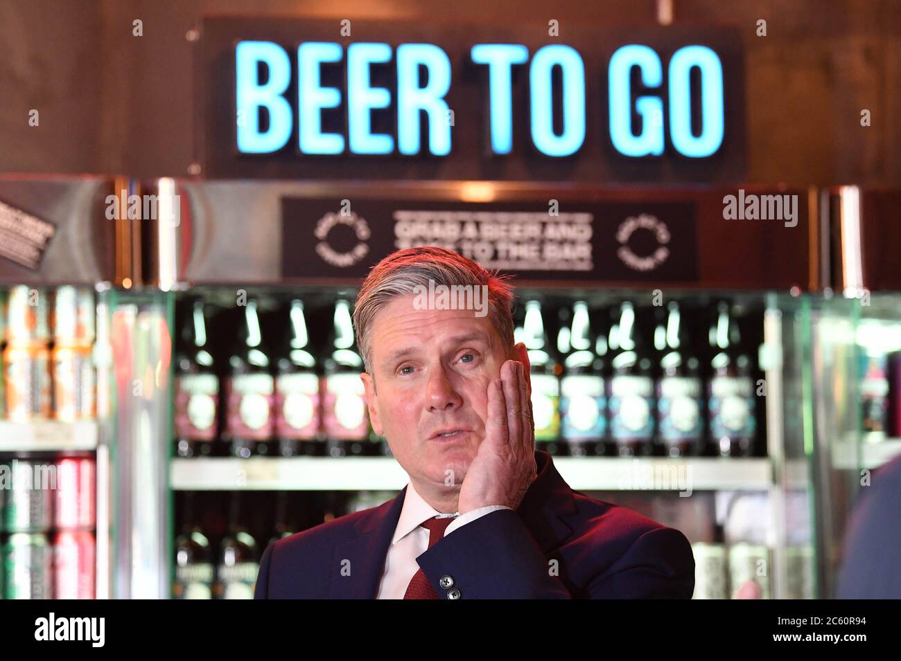 Il leader del lavoro Keir Starmer durante una visita al BrewDog Pub and Brewery nella città di Londra, dove stanno incontrando il personale per discutere l'impatto di Covid-19 sul settore dell'ospitalità e che opera sotto la distanza sociale. Foto Stock
