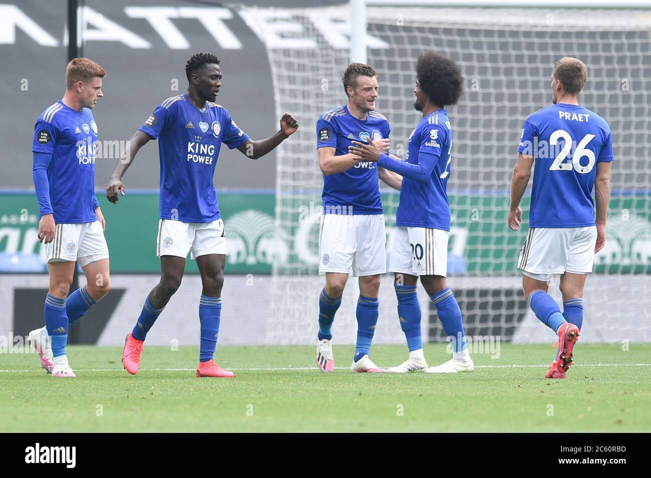 LEICESTER, INGHILTERRA - 04 LUGLIO: Jamie Vardy di Leicester City (centro) festeggia con Hamza Choudhury di Leicester City (destra) dopo aver segnato il suo secondo gol e i suoi lati terzo durante la partita della Premier League tra Leicester City e Crystal Palace al King Power Stadium il 4 luglio 2020 a Leicester, Regno Unito. Gli stadi di calcio di tutta Europa rimangono vuoti a causa del Pandemic di Coronavirus, poiché le leggi governative in materia di distanza sociale vietano i tifosi all'interno di luoghi, il che comporta la partita di tutte le partite a porte chiuse. (Foto tramite MB Media) Foto Stock