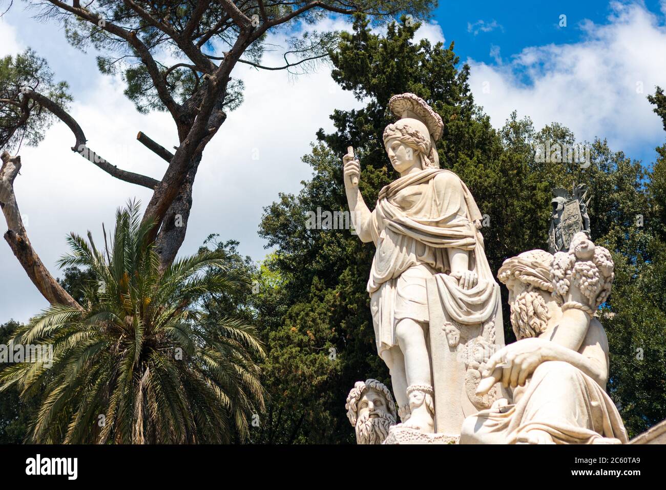 Statua sulla famosa piazza romana Piazza del Popolo in Italia Foto Stock