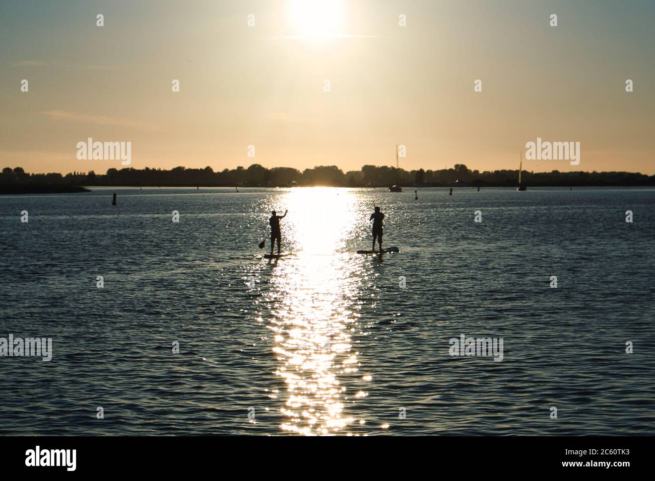 Europa Paesi Bassi - due uomini su una tavola a baldacchere al tramonto sulle canne dei Paesi Bassi Foto Stock