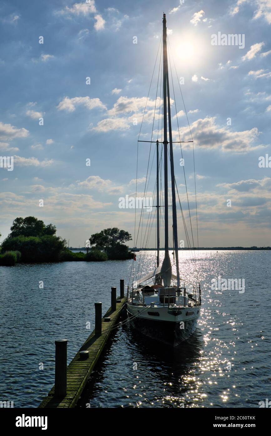 Europa Paesi Bassi una barca a vela ai canali dai Paesi Bassi nel giugno 2020 a metà estate Foto Stock