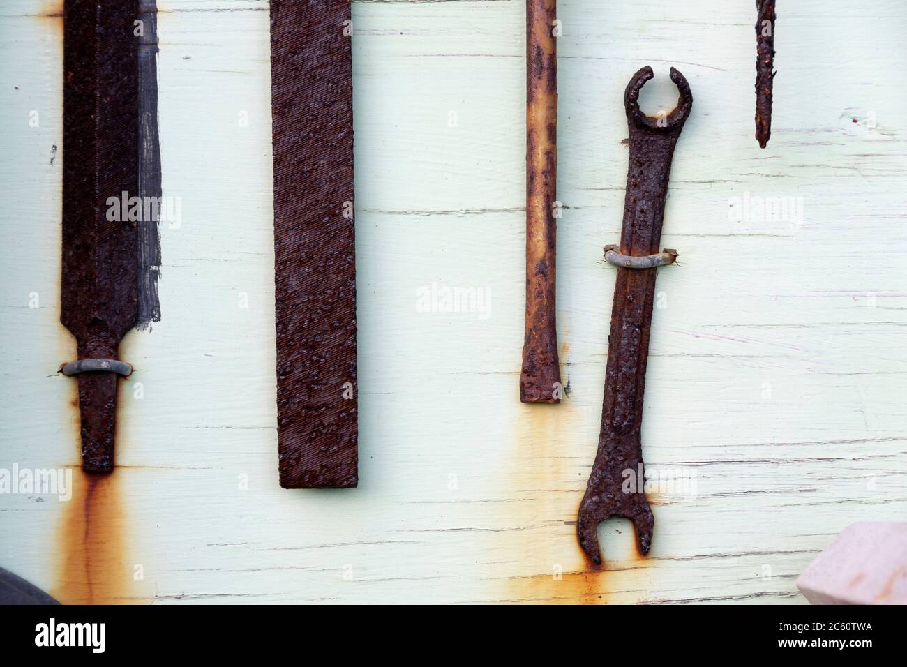 Attrezzi arrugginiti montati su parete di legno, vicino Bulls, Manawatu, Isola del Nord, Nuova Zelanda Foto Stock