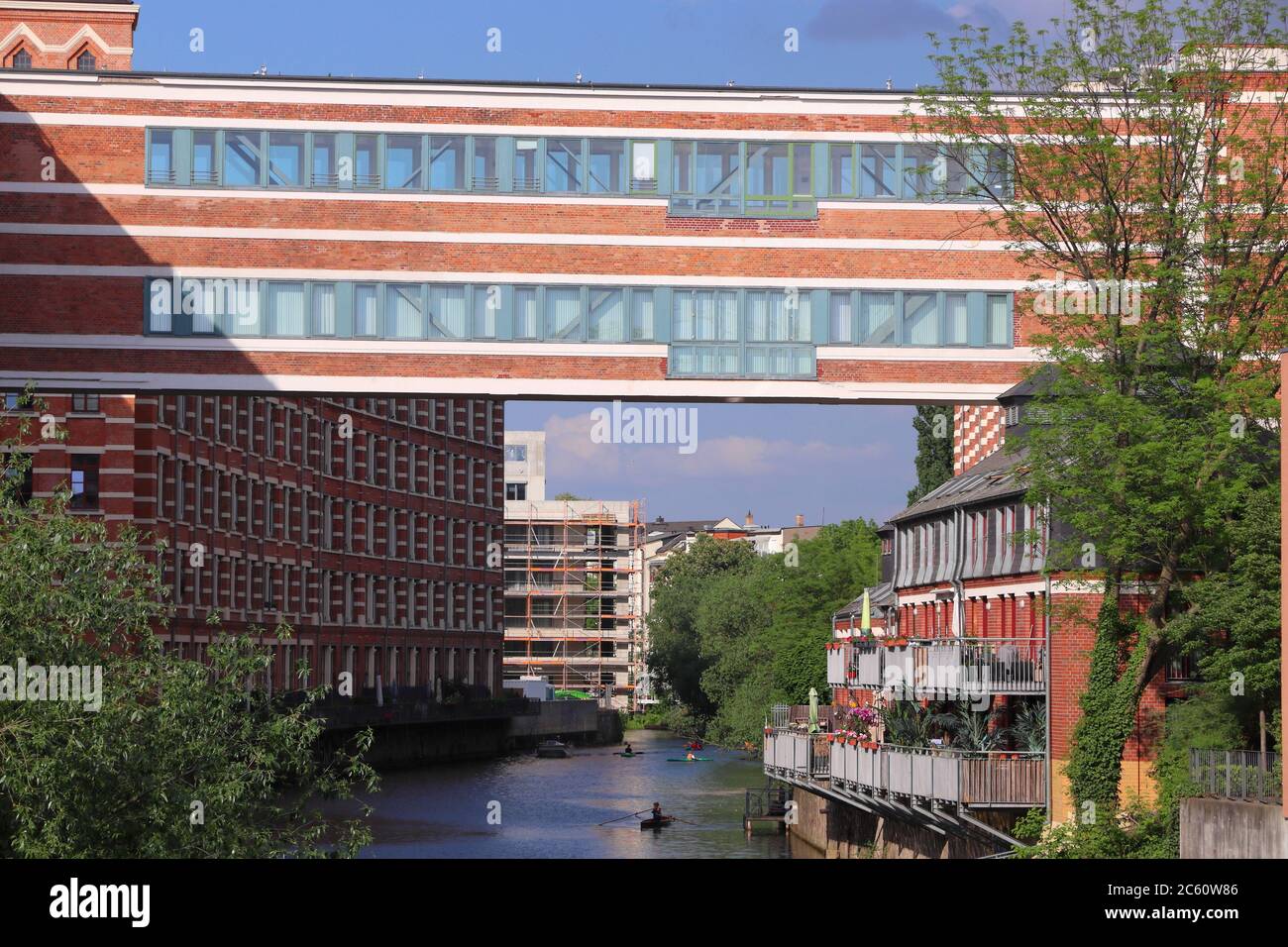 Città di Lipsia in Germania. Plagwitz ex area industriale - vecchie fabbriche di mattoni e magazzini sul fiume Weisse Elster. Foto Stock