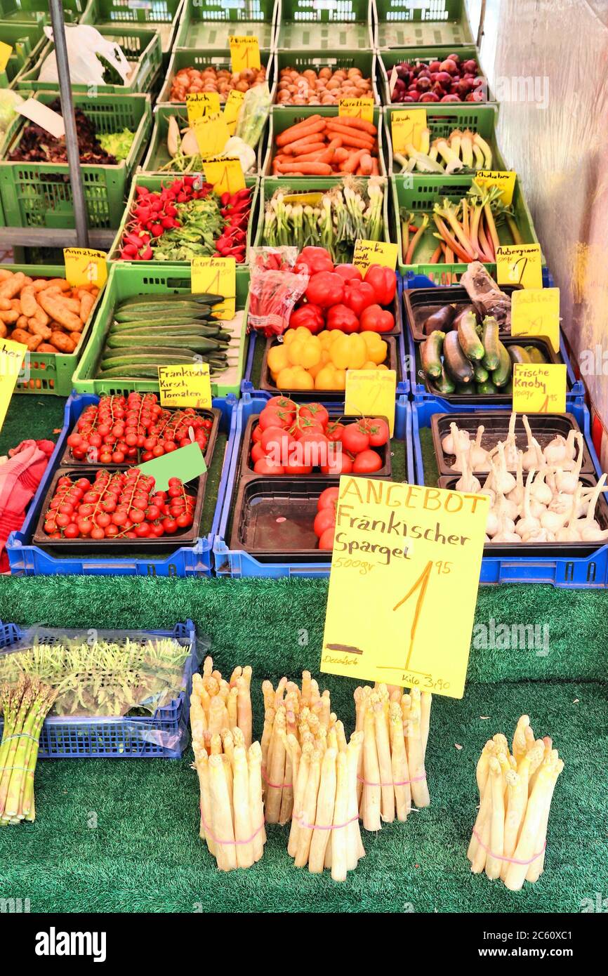 In Germania la Stagione degli asparagi - asparagi bianchi venduto al mercato locale a Norimberga, Baviera. Foto Stock