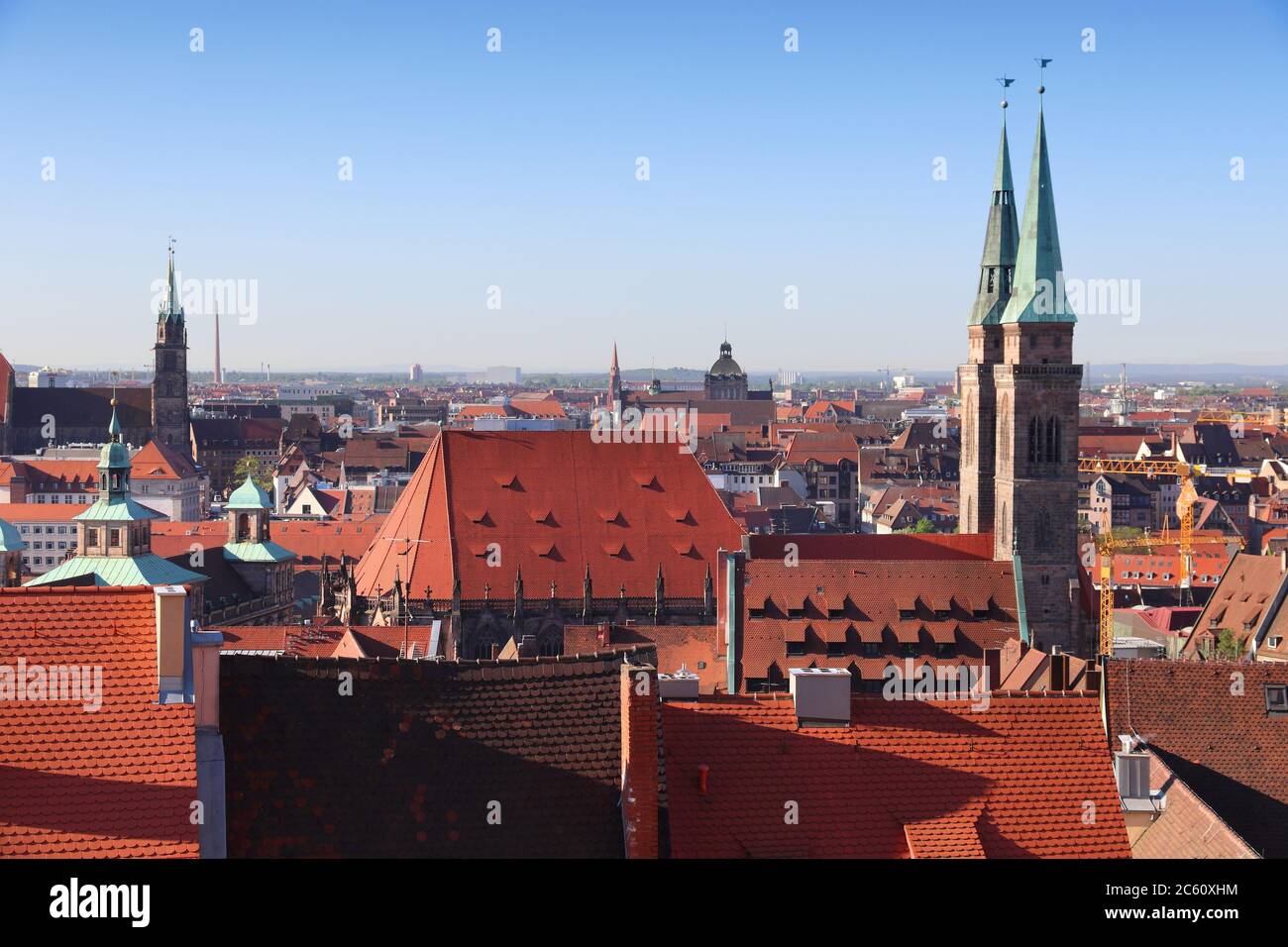 La città di Norimberga, Germania. Vecchi tetti della città con le torri della chiesa. Foto Stock