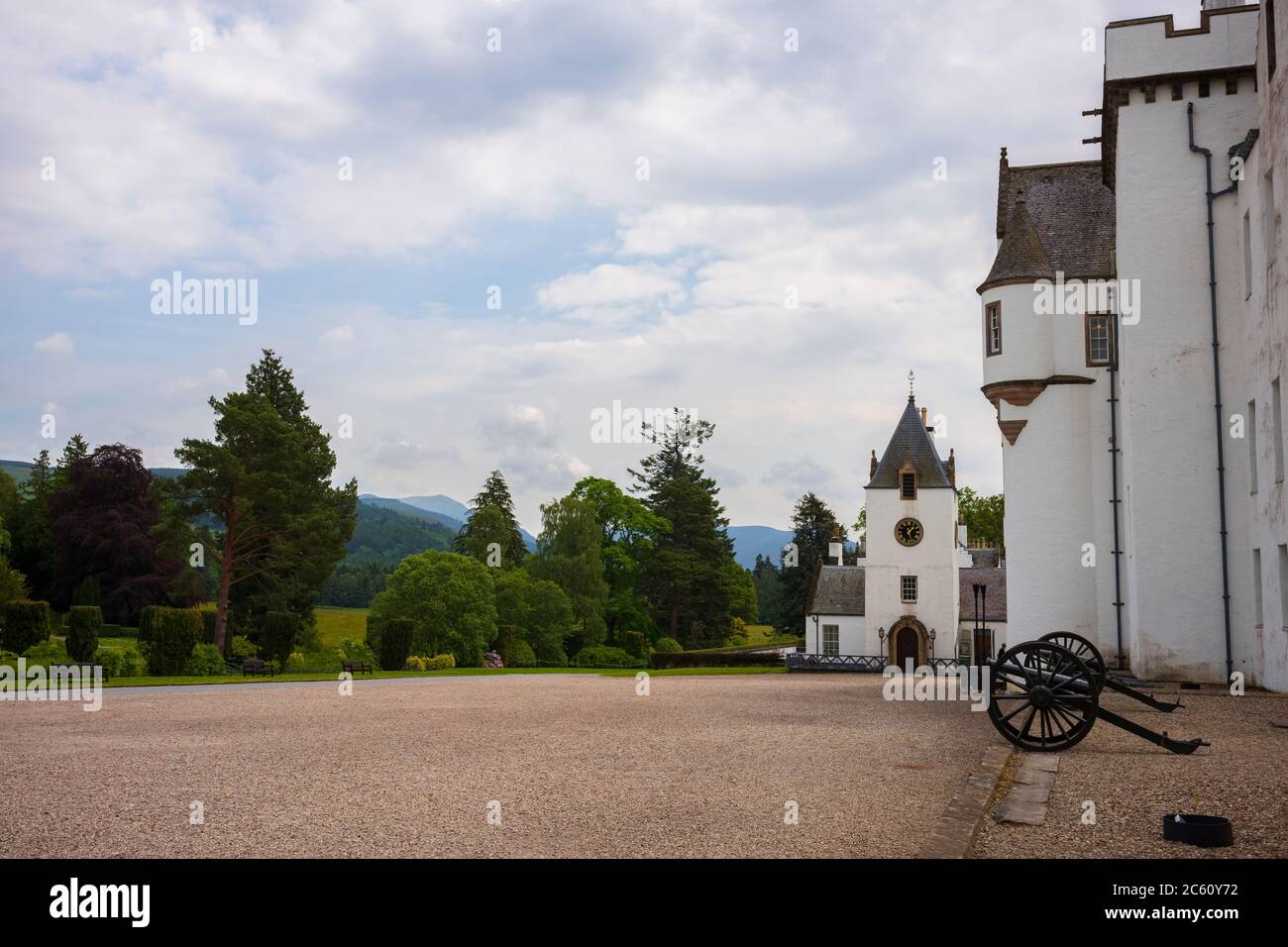 Perthshire, Scozia,/UK - 26 giugno 2019: Il castello di Blair, una popolare attrazione turistica, si trova nelle colline erbose vicino al villaggio di Blair Atholl. Foto Stock