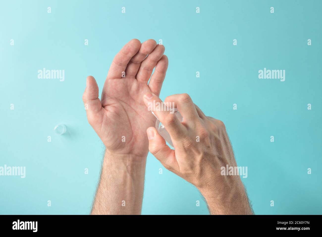 Spruzzatura delle mani disinfezione antibatterica spray, salute e igiene concetto Foto Stock