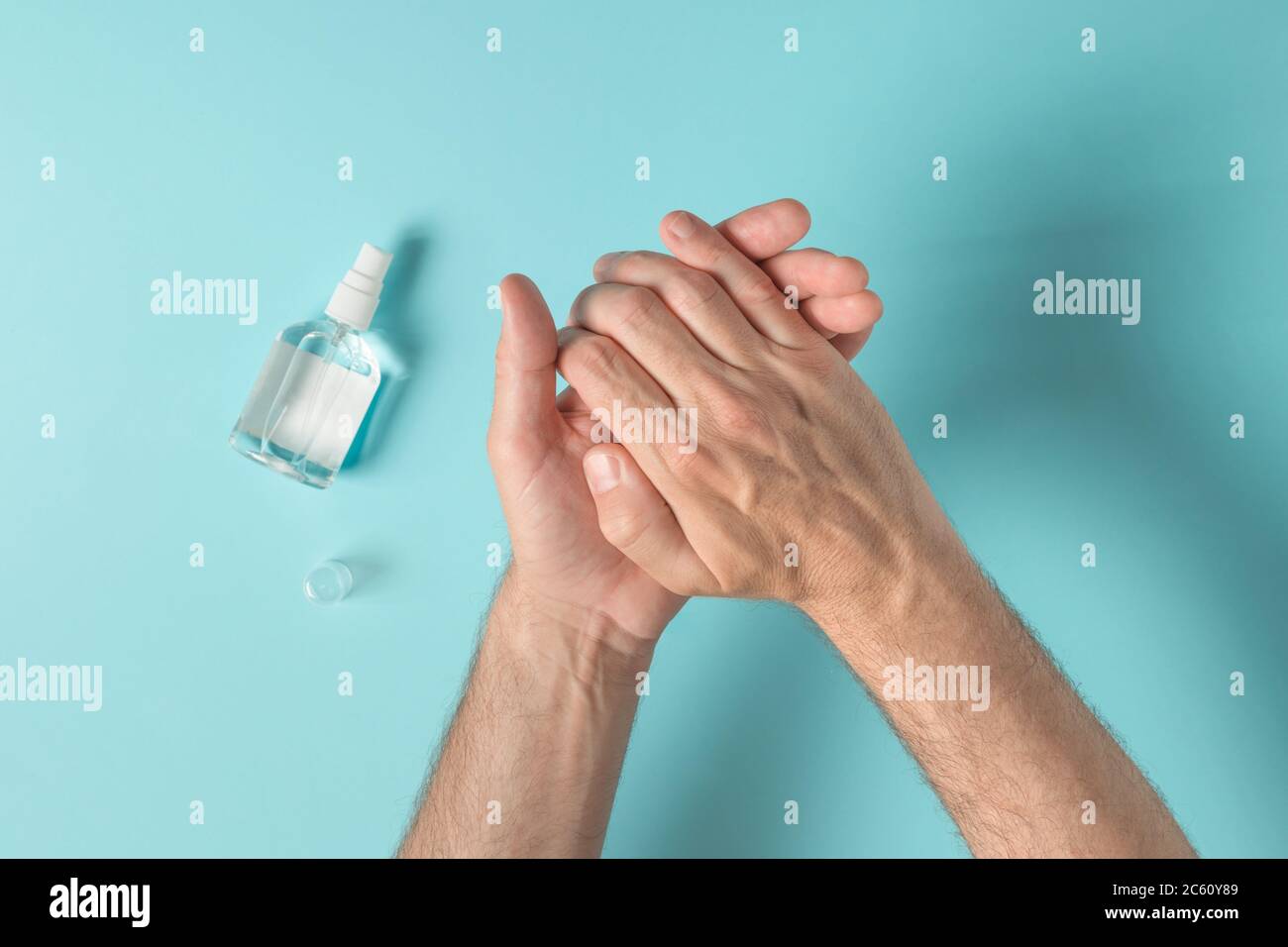 Mani che usano spray antibatterico disinfettante, cura della salute e concetto di igiene Foto Stock