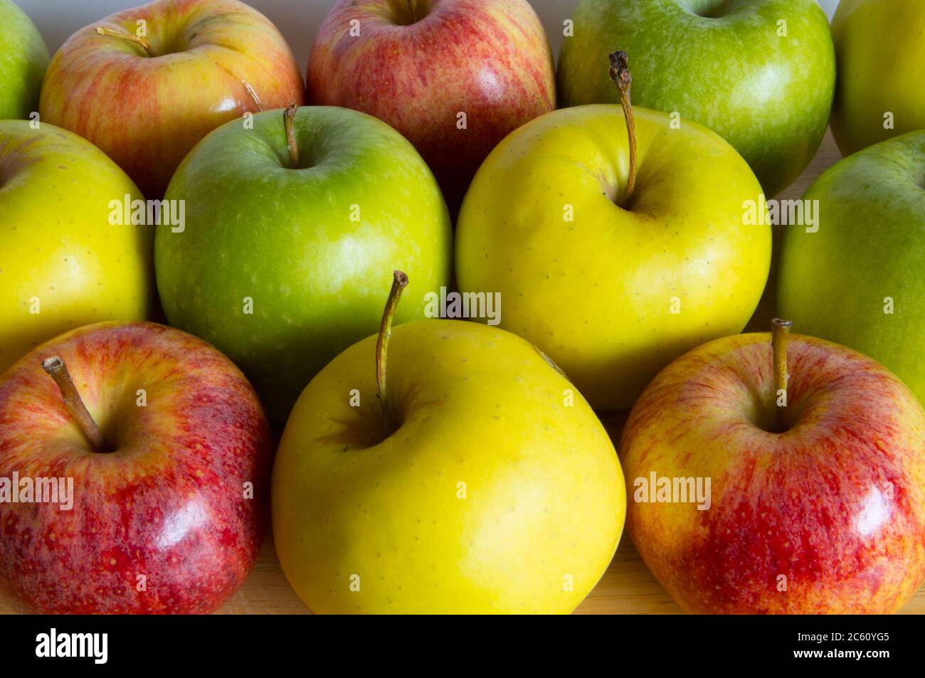 Raccolta fresca e matura di mele britanniche. Raccolto di autunno per la produzione del sidro Foto Stock