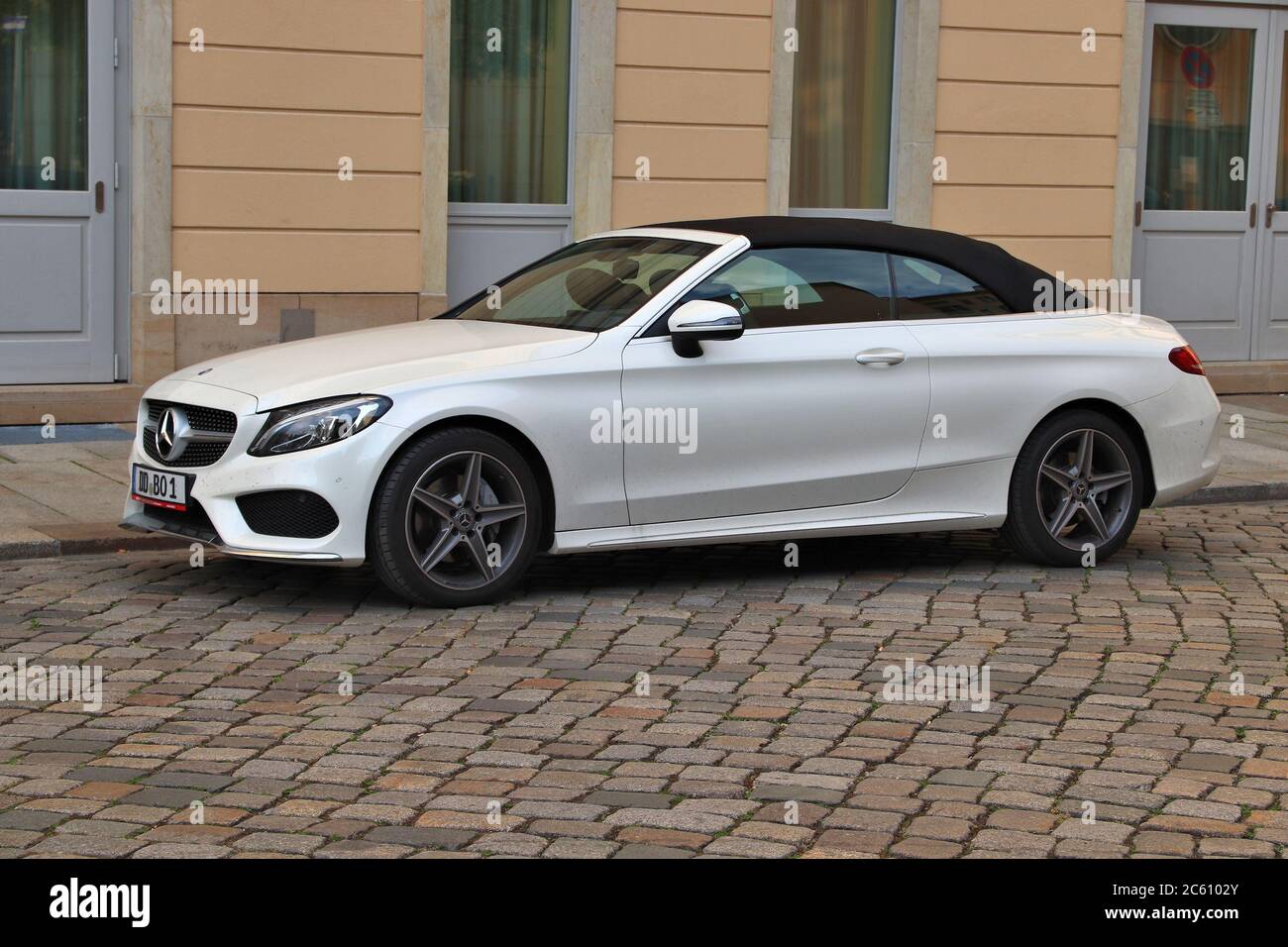 DRESDA, GERMANIA - 10 MAGGIO 2018: Mercedes-Benz CLA cabrio subcompatta auto executive parcheggiata in Germania. Ci sono stati 45,8 milioni di automobili registrate a Germa Foto Stock