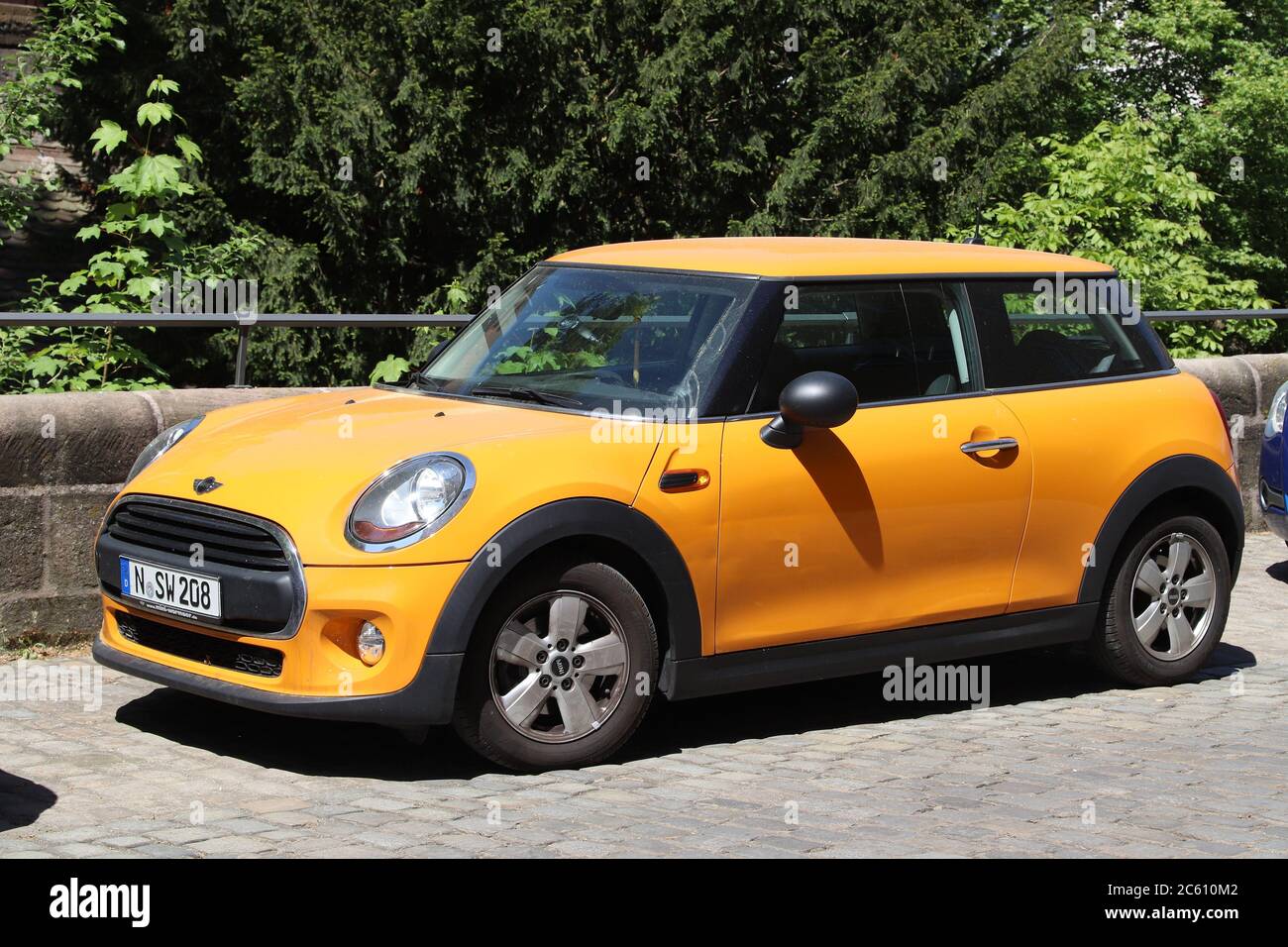 NORIMBERGA, GERMANIA - 7 MAGGIO 2018: Mini Cooper city car parcheggiata in Germania. In Germania (al 2017) erano stati registrati 45.8 milioni di automobili. Foto Stock