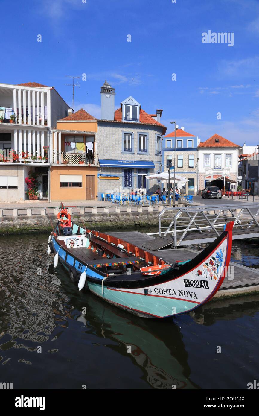 AVEIRO, Portogallo - 23 Maggio 2018: Aveiro canal gondola-style di barche in Portogallo. Aveiro è conosciuta come la Venezia del Portogallo a causa dei suoi canali. Foto Stock