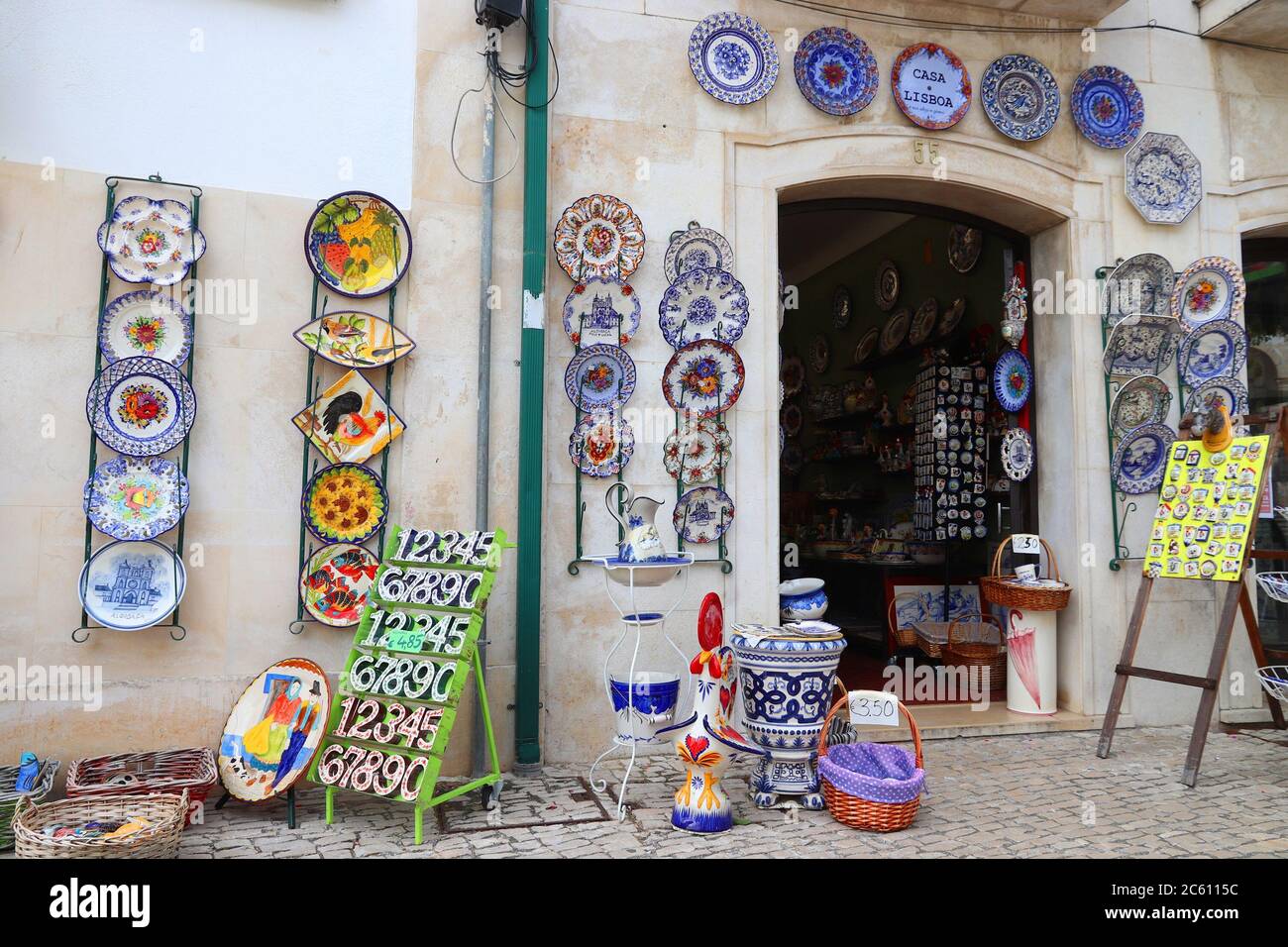 ALCOBACA, PORTOGALLO - 22 MAGGIO 2018: Piatti artigianali in ceramica in un negozio di souvenir ad Alcobaca. 21.2 milioni di turisti hanno visitato il Portogallo nel 201 Foto Stock