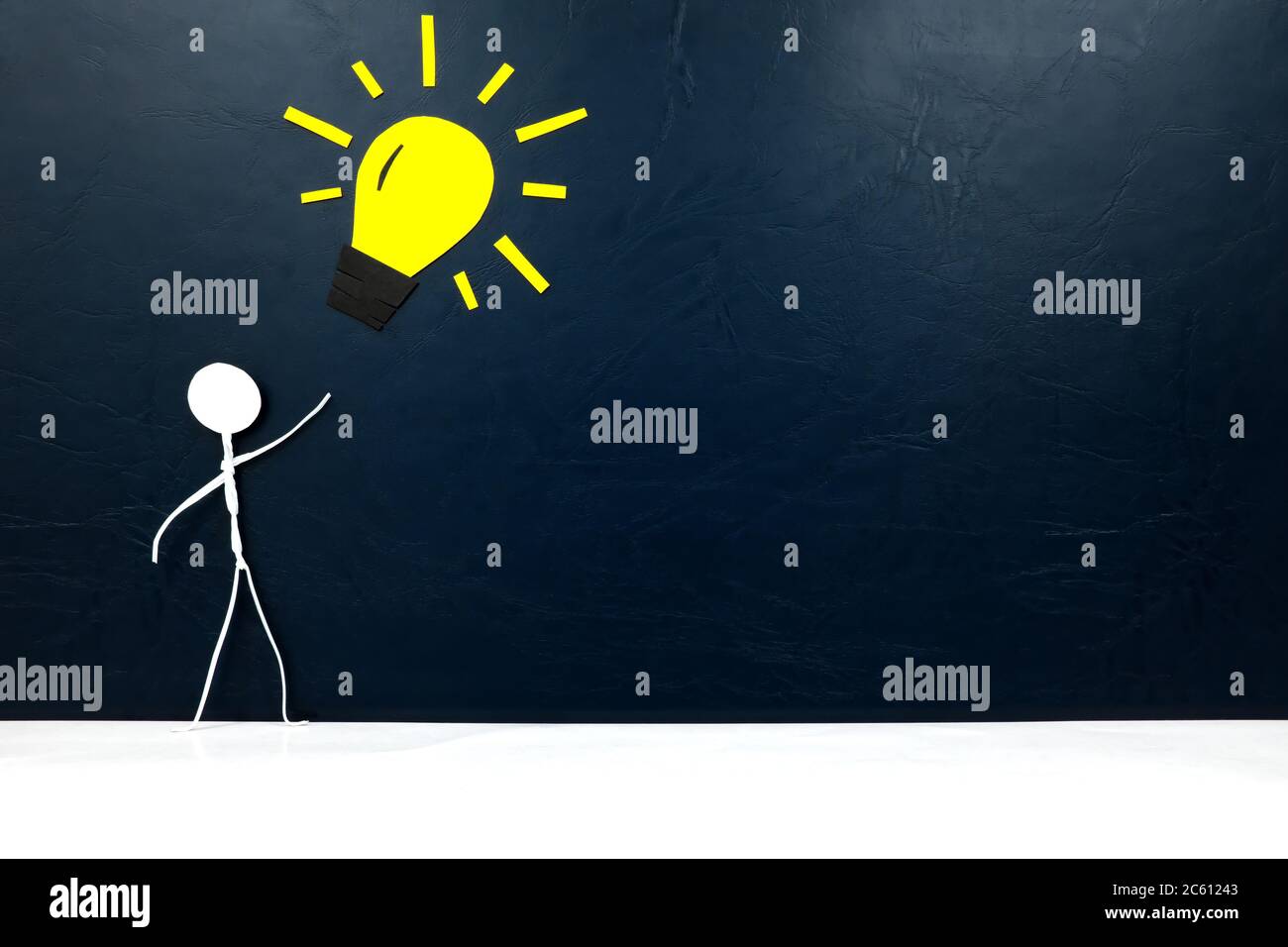 Figura di bastone umano con lampadina gialla e spazio per la copia. Nuova idea aziendale e concetto di innovazione brillante. Foto Stock