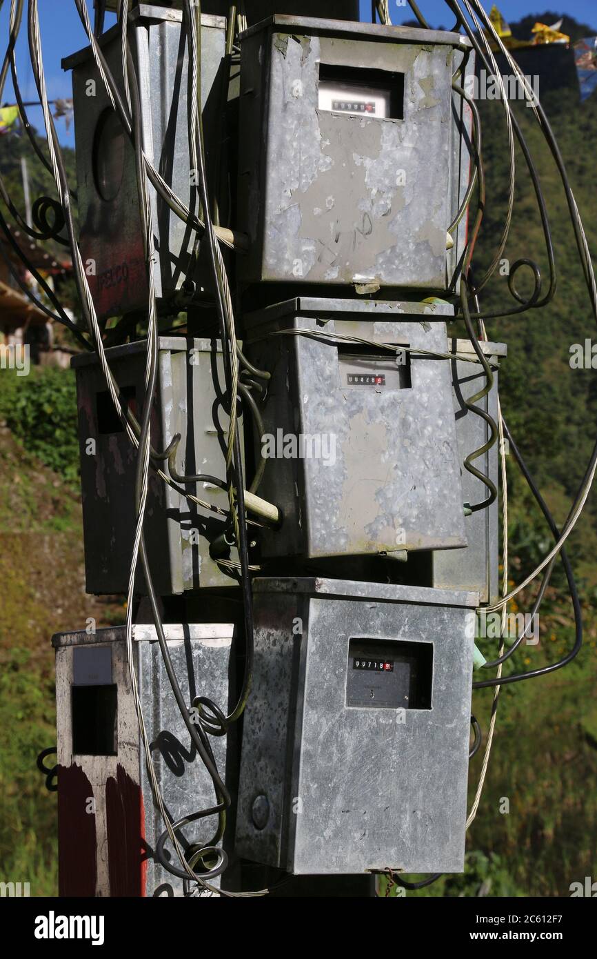 Scatole elettriche di misura su un palo nelle Filippine rurali. Contatori di elettricità. Foto Stock