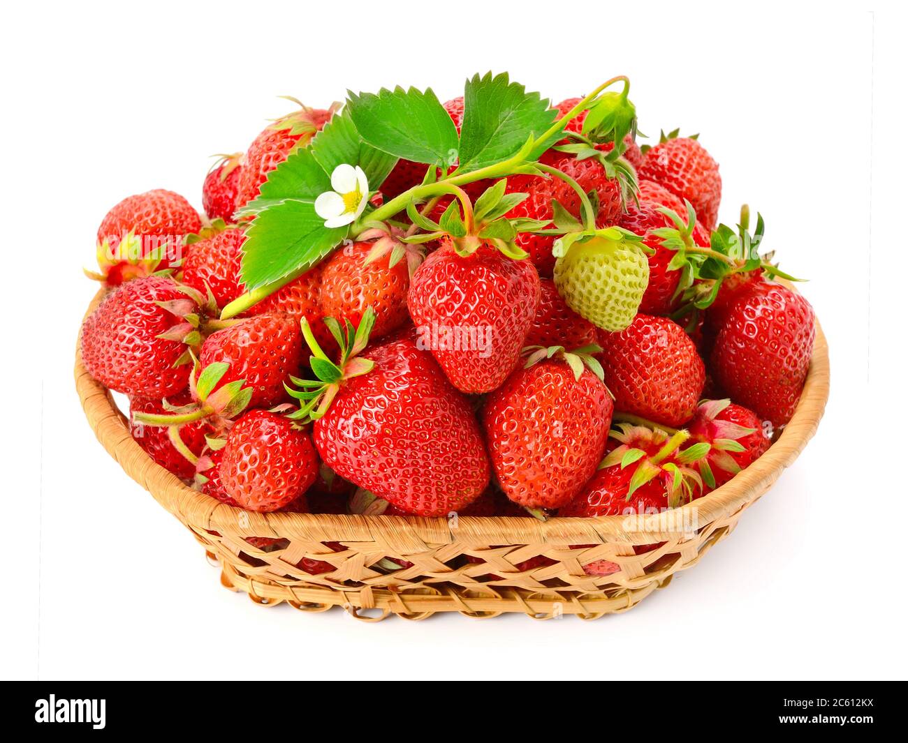 Cestino con fragole dolci mature isolato su sfondo bianco. Foto Stock