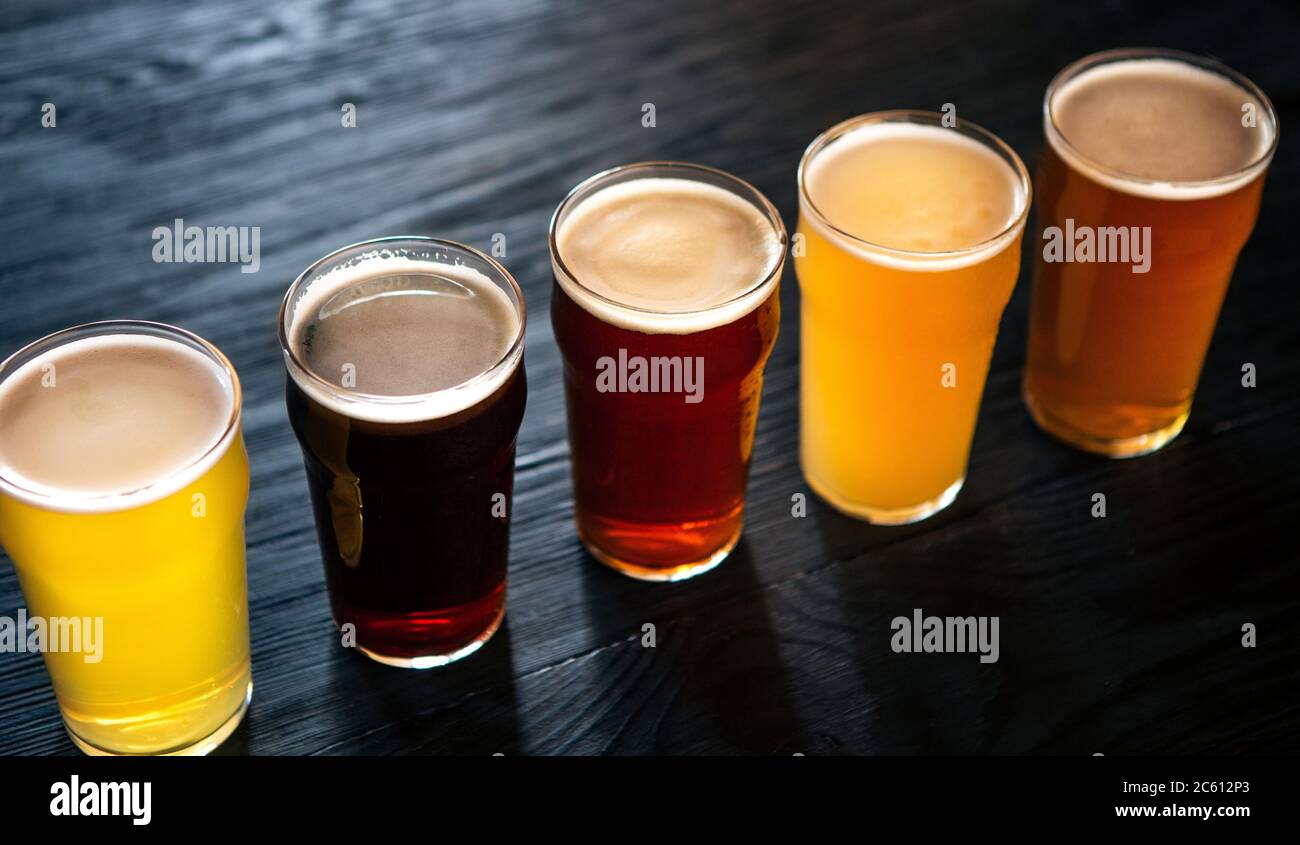 Tipi diversi di birre. Birra chiara e non filtrata, scura e lager, in bicchieri Foto Stock