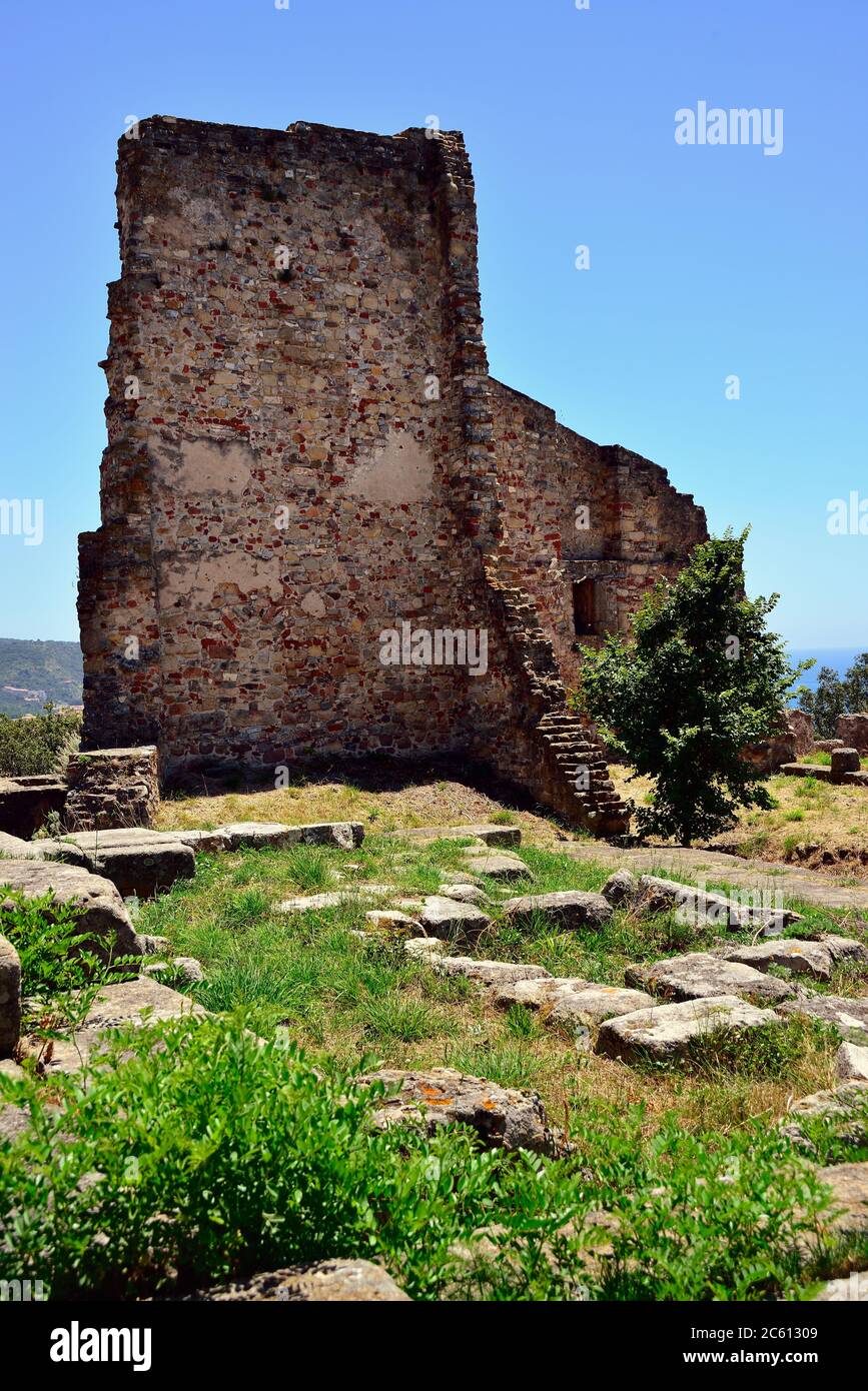 Parco Nazionale del Cilento, Campania, Italia. Sito archeologico greco e romano di Elea (nome romano Velia), vicino al villaggio di Ascea. Le rovine del castello medievale sono state costruite sulle rovine greche e romane. Foto Stock