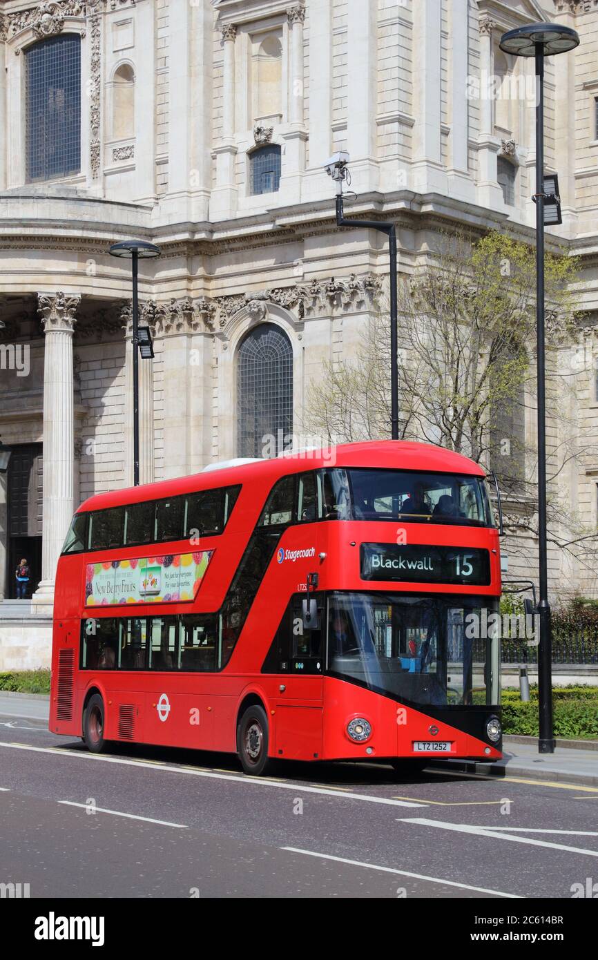 LONDRA, Regno Unito - 23 APRILE 2016: La gente guida il bus della città a Londra, Regno Unito. Il trasporto per Londra (TFL) gestisce 8,000 autobus su 673 linee. Foto Stock