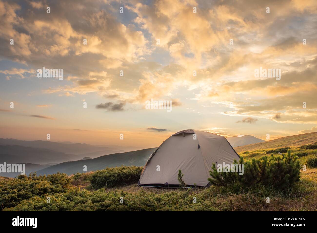 Tenda gialla con attrezzatura da campeggio su montagne e mare, spazio copia  Foto stock - Alamy