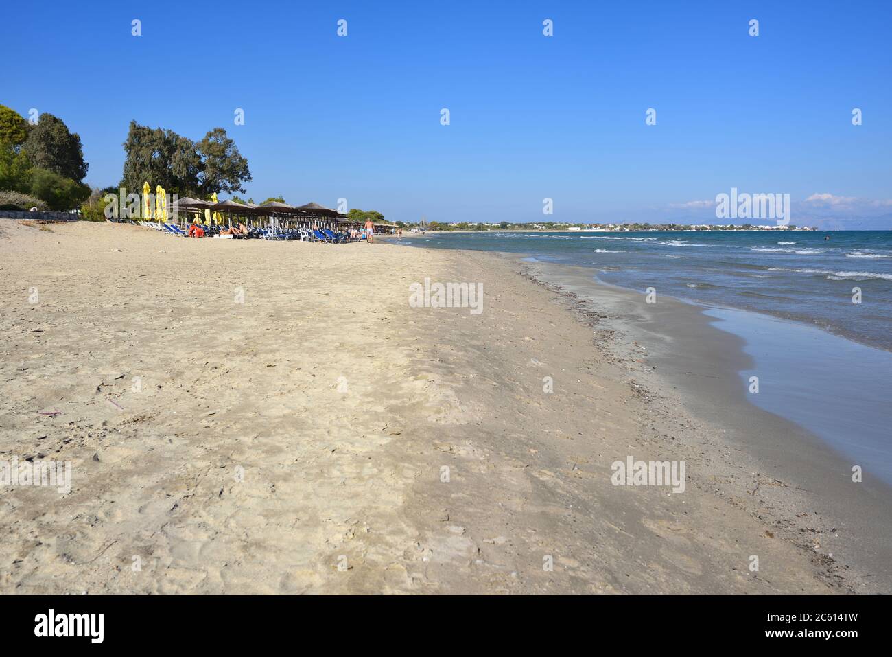 Artemis, Grecia - 29 settembre 2016: Vista dall'acqua sulla bellissima spiaggia di sabbia di Artemis, una delle più famose spiagge di Attica Foto Stock