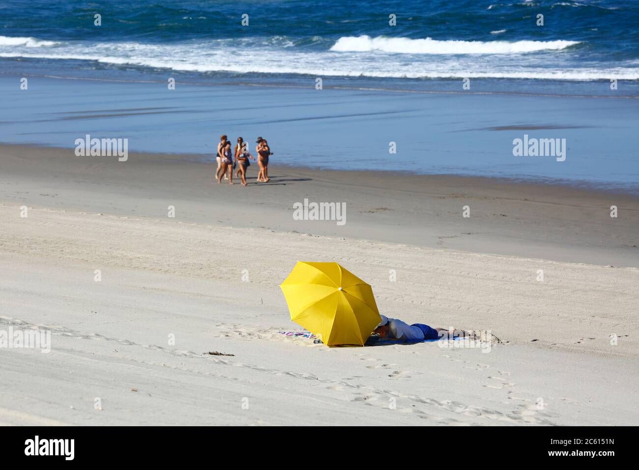 6 luglio 2020, Vila Praia de ancora, Portogallo settentrionale: Alcune persone godono di una giornata di sole su una spiaggia quasi vuota a Vila Praia de ancora. Vila Praia de ancora è una popolare località balneare e le sue spiagge sarebbero normalmente molto più affette in questo periodo dell'anno. Foto Stock
