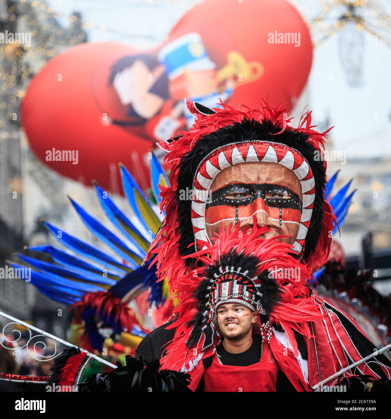 Un colorato costume ispirato Aztec prende parte alla London New Year's Day Parade (LNYDP) 2020, Londra, Inghilterra Foto Stock
