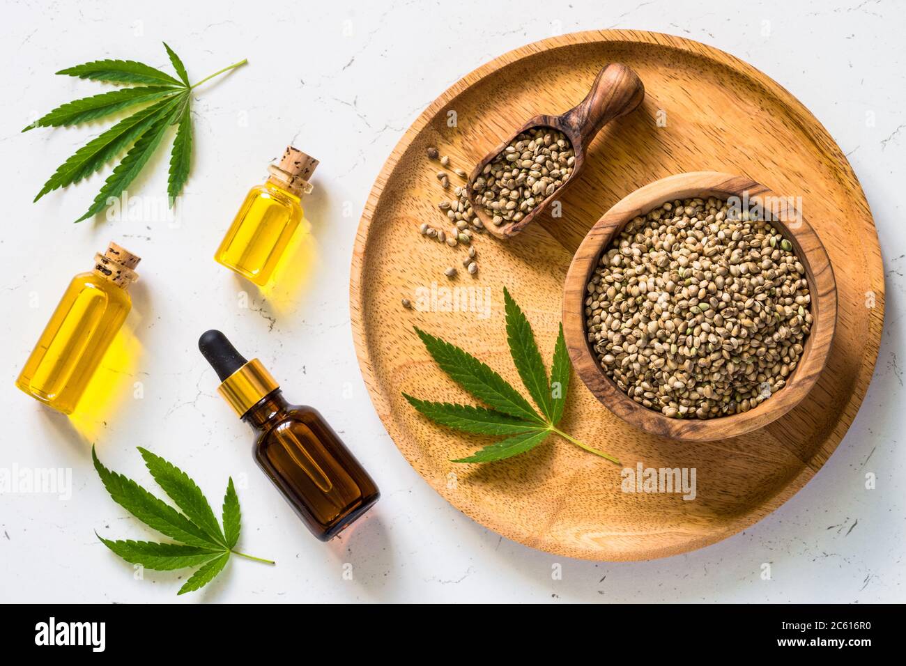 Olio di cannabis e semi di cannabis bianchi. Foto Stock