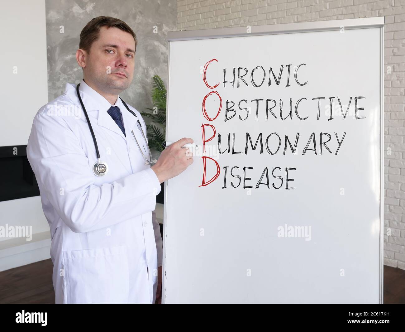 Il medico spiega la BPCO della malattia polmonare ostruttiva cronica. Foto Stock