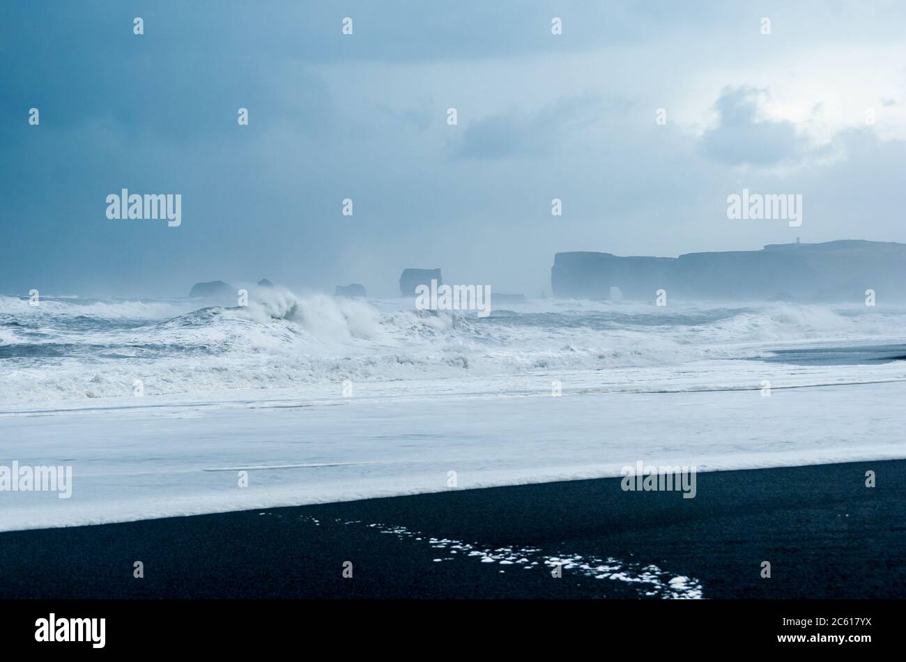 Giorno di aprile tempestoso sulla sabbia bianca della spiaggia di Reynisfjara, Islanda Foto Stock
