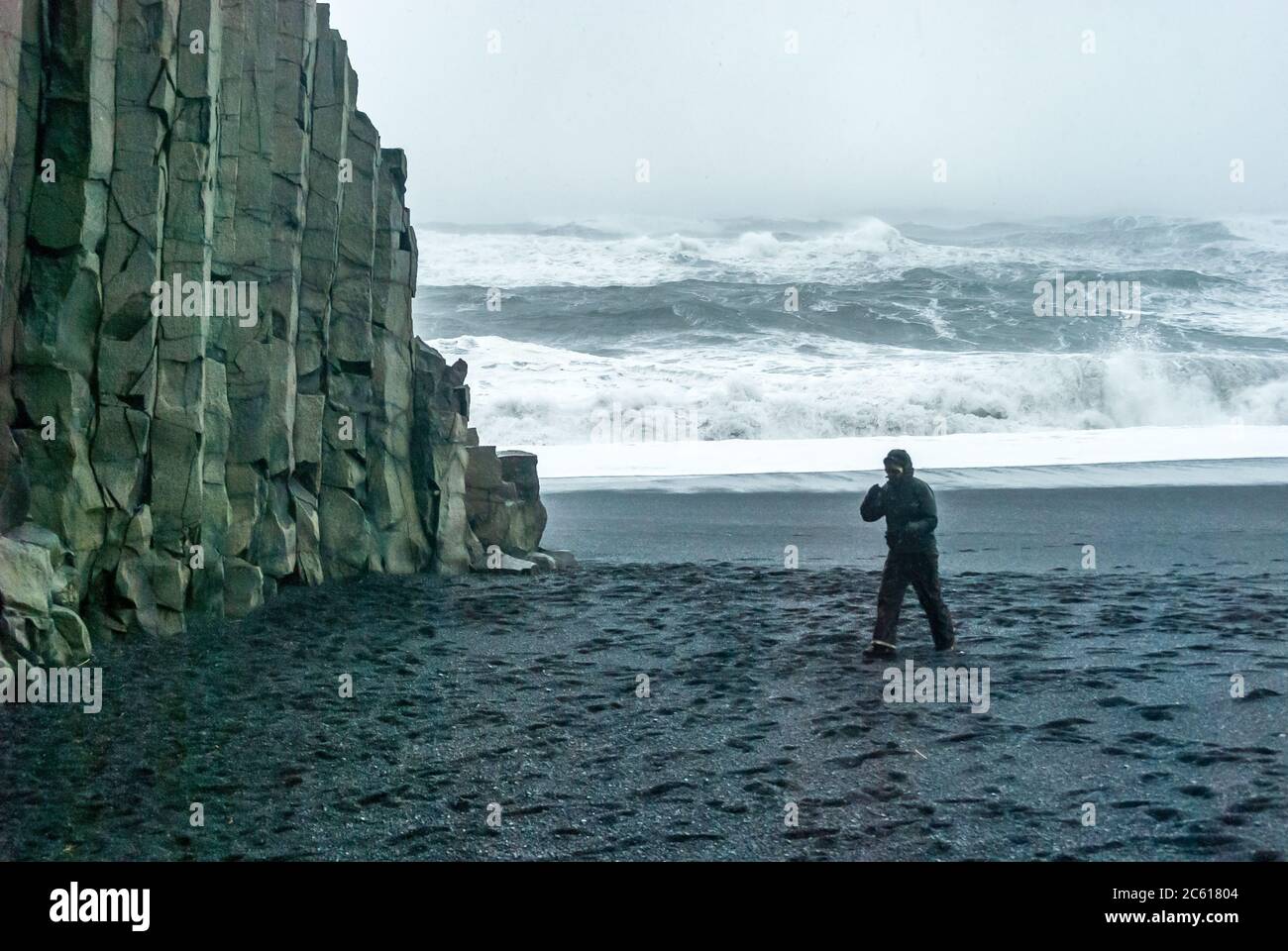 Giorno di aprile tempestoso sulla sabbia bianca della spiaggia di Reynisfjara, Islanda Foto Stock