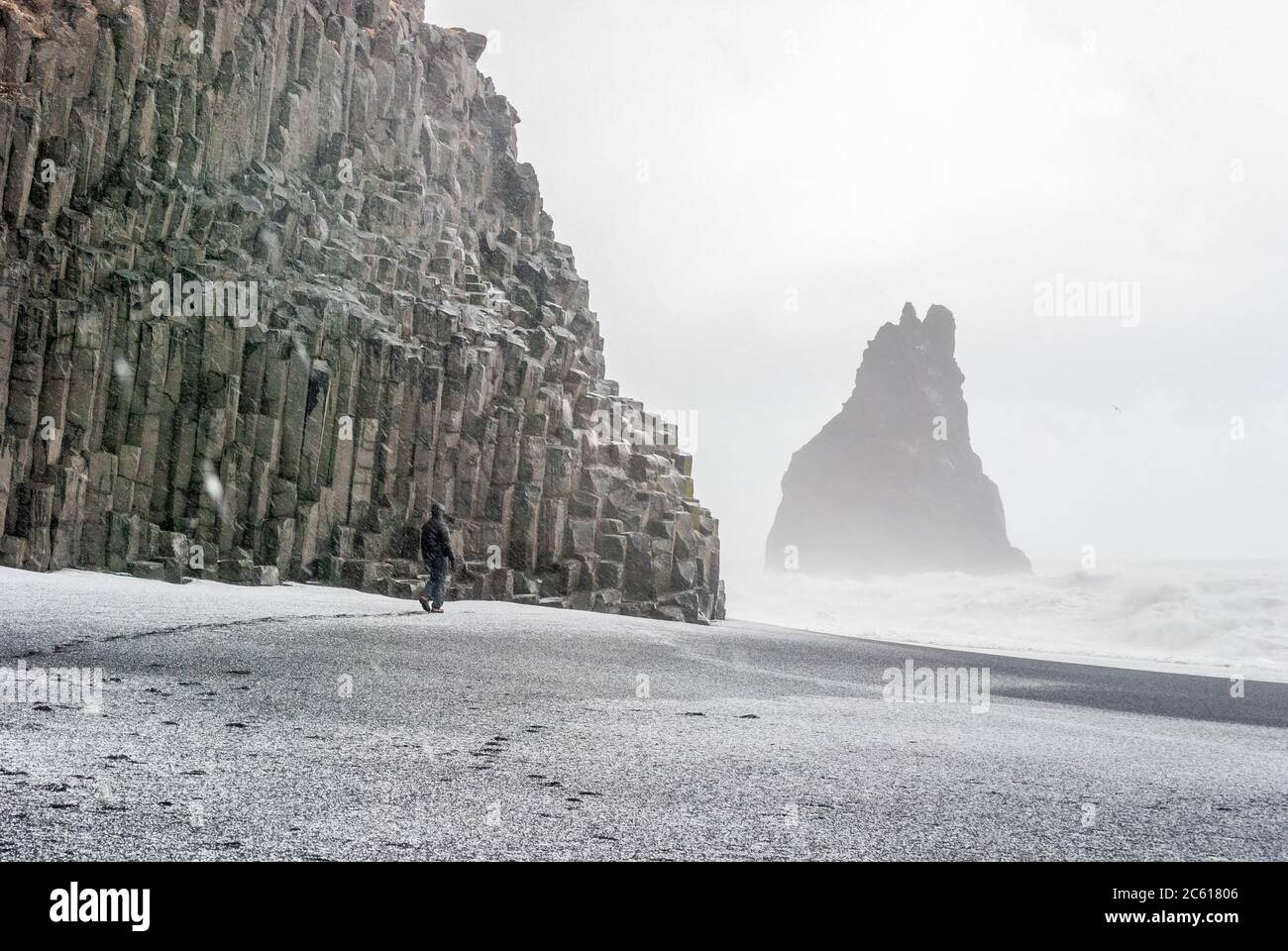 Giorno di aprile tempestoso sulla sabbia bianca della spiaggia di Reynisfjara, Islanda Foto Stock