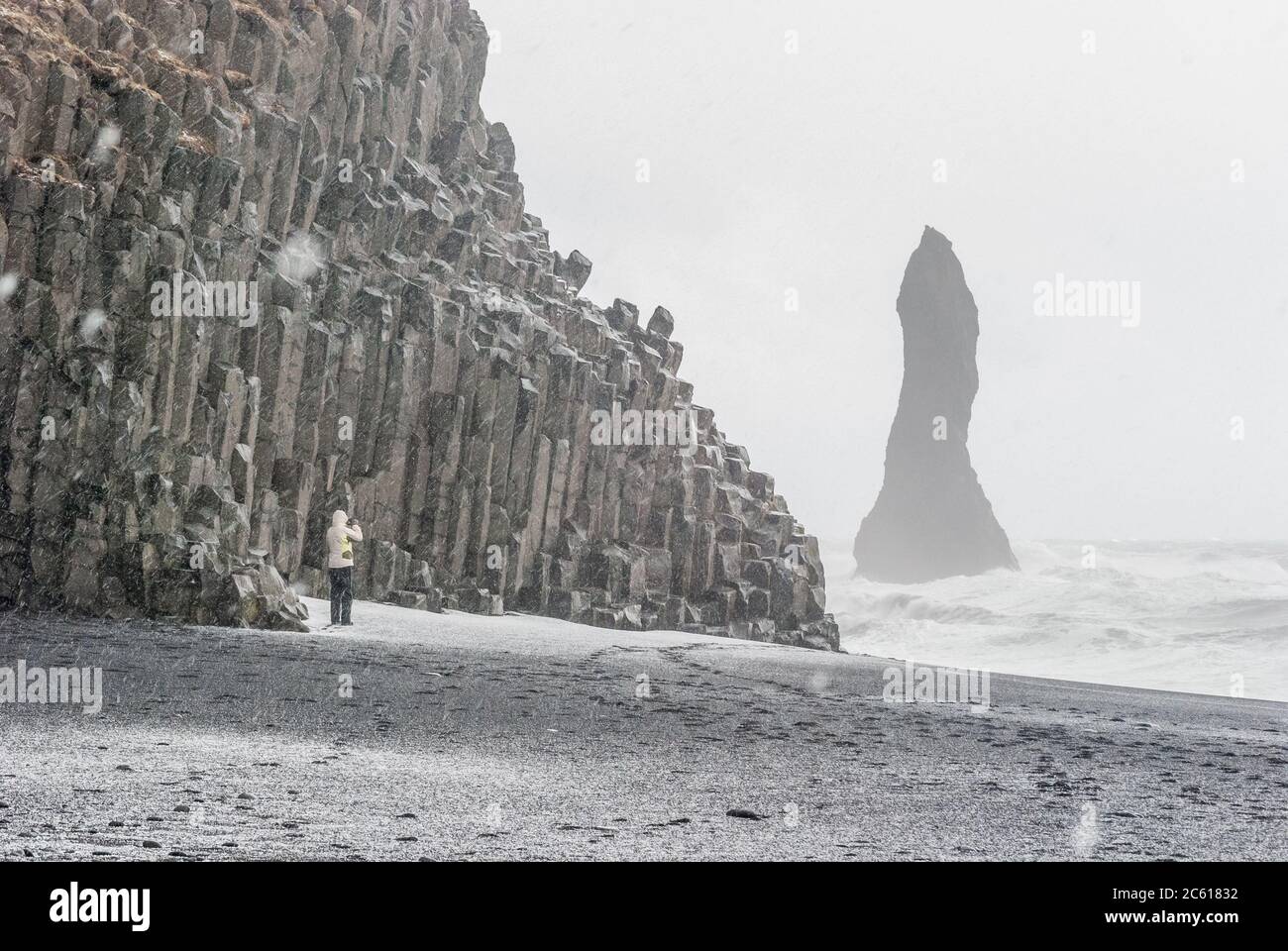 Giorno di aprile tempestoso sulla sabbia bianca della spiaggia di Reynisfjara, Islanda Foto Stock