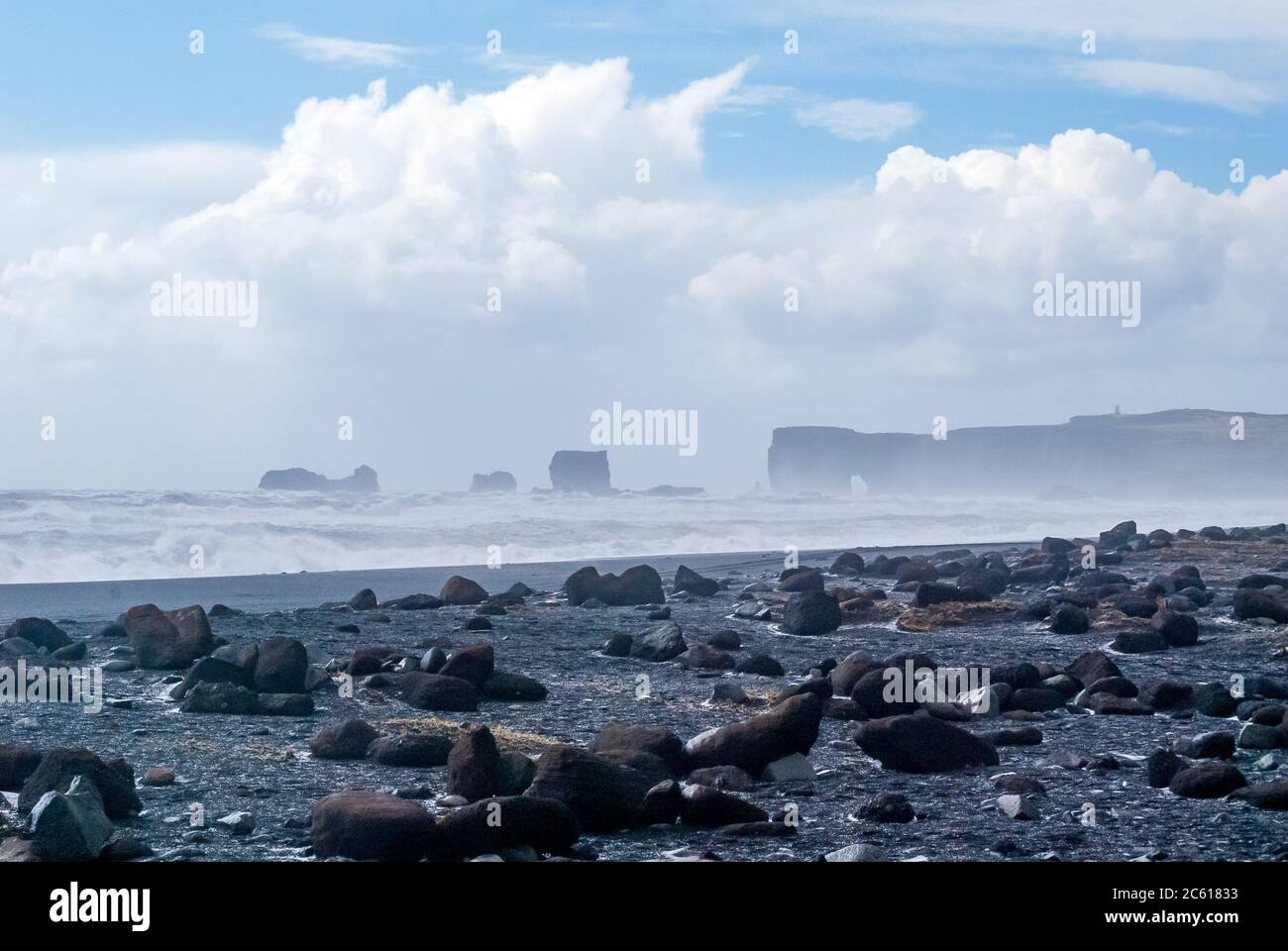 Giorno di aprile tempestoso sulla sabbia bianca della spiaggia di Reynisfjara, Islanda Foto Stock