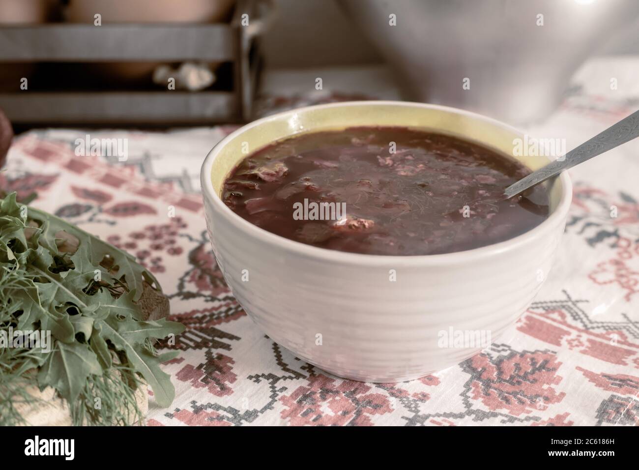 Borscht ucraino, cotto in ghisa alluminio. Foto Stock