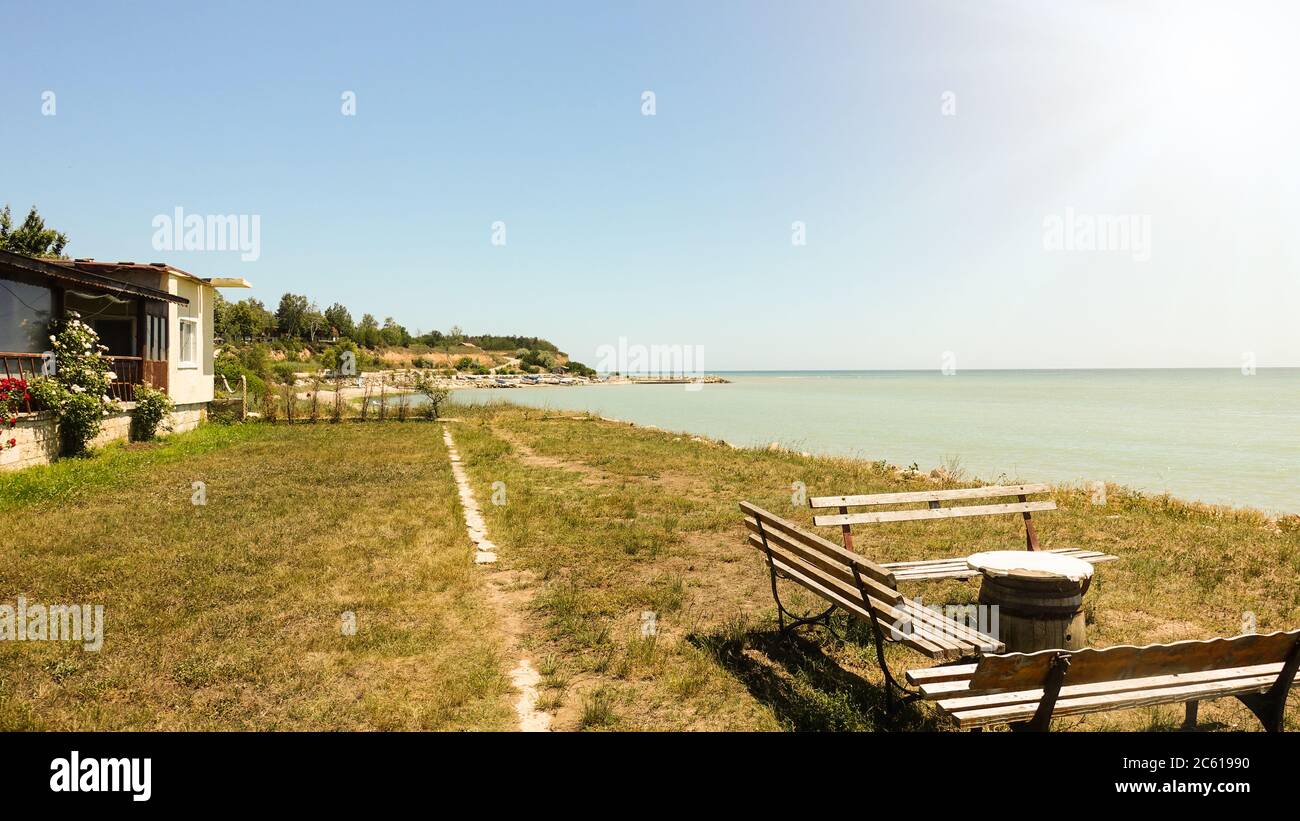 Viaggi, vacanze e vacanza. Rilassante scena di piccole onde e cielo blu. Foto Stock