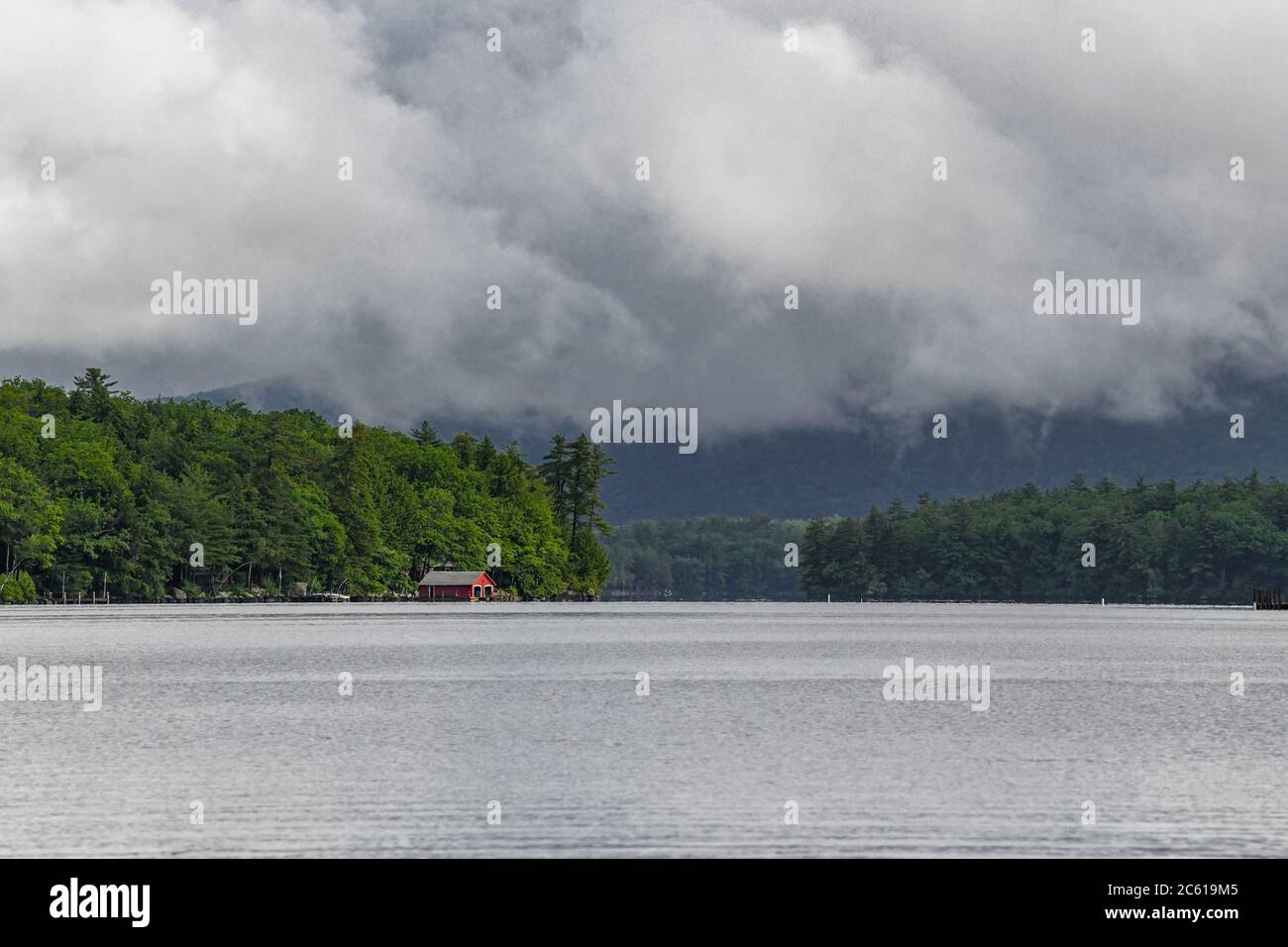 Nebbia e nuvole al mattino presto sul lago Winnipesaukee, New Hampshire Foto Stock
