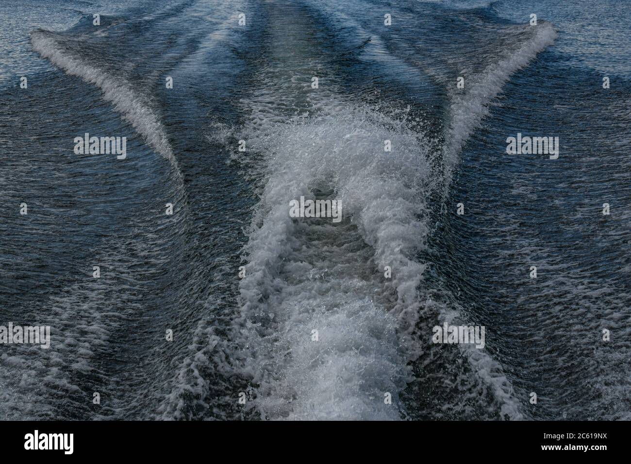 Motoscafo wake on Lake Winnipesaukee, New Hampshire - le onde di motoscafo che si stornano da un motoscafo Foto Stock