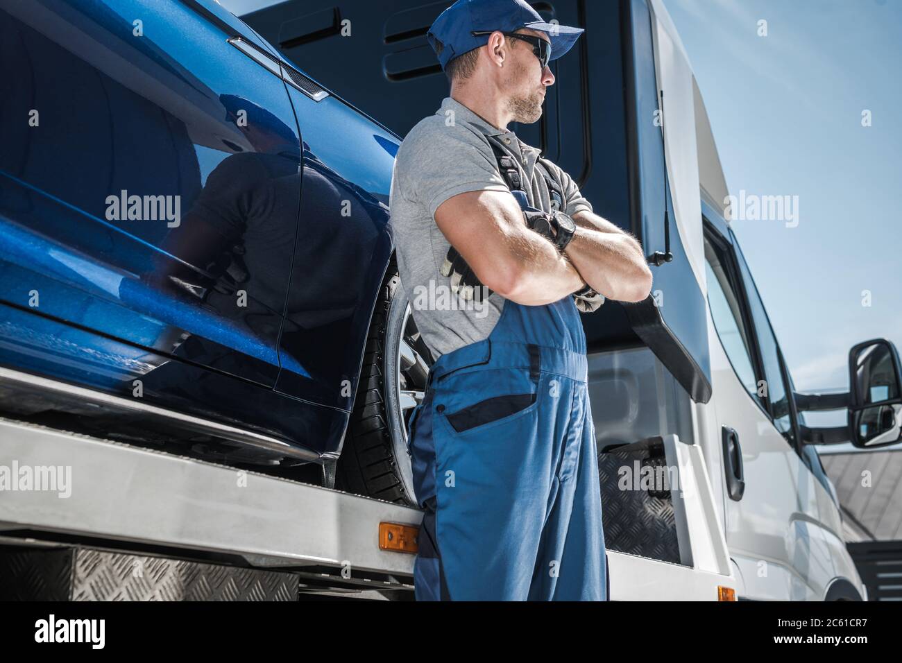 Repo Man davanti al suo camion. Problemi di prestito dell'automobile e tema di repossession del veicolo. Finanziamento di veicoli e Società Repo. Foto Stock