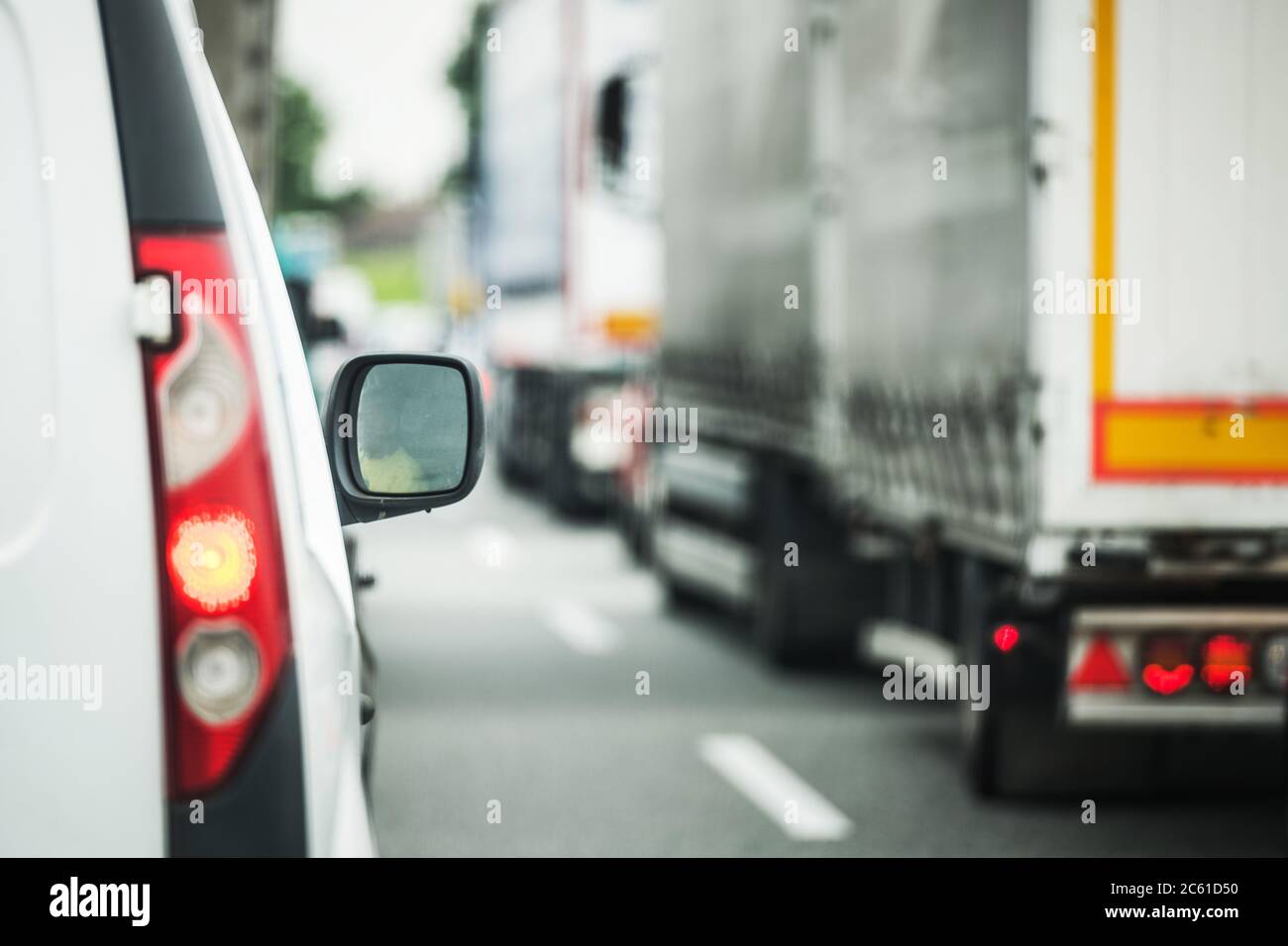 Camion e automobili su due corsie Road. Traffico pesante di incidenti stradali europei. Tema trasporto. Foto Stock