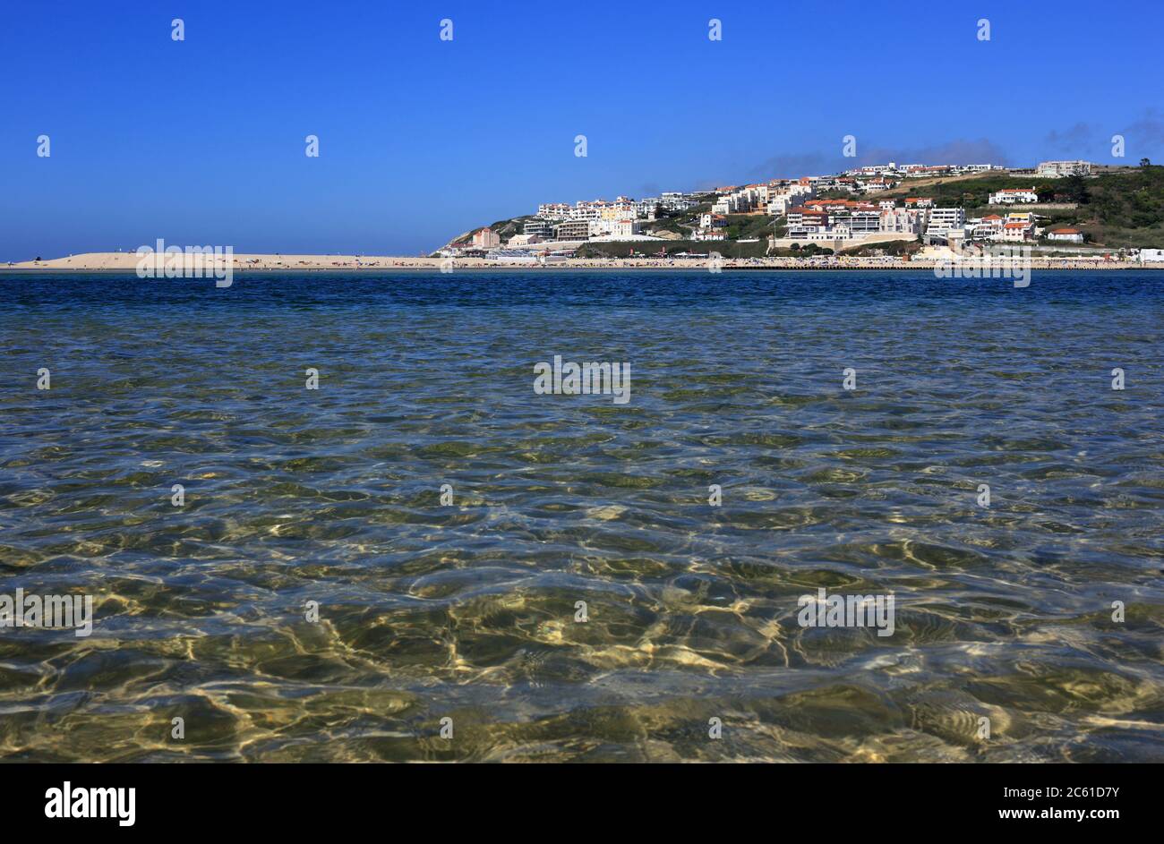 Il Portogallo, Caldas de Rainha, Lagoa de Obidos o Obidos laguna e la città di vacanze di Foz do Arelho. Acqua cristallina con la bassa marea. Foto Stock