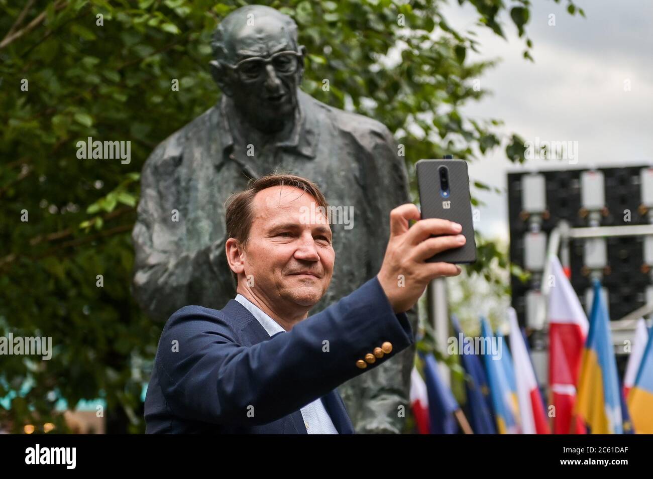Radoslaw Sikorski prende un selfie durante la presentazione del monumento a Wladyslaw Bartoszewski in Sopot.Wladyslaw Bartoszewski era uno storico polacco, pubblicista, giornalista, scrittore, attivista sociale, politico e diplomatico. Prigioniero di Auschwitz, ufficiale dell'Esercito domestico, attivista dello Stato Underground polacco, partecipante all'insurrezione di Varsavia. Foto Stock