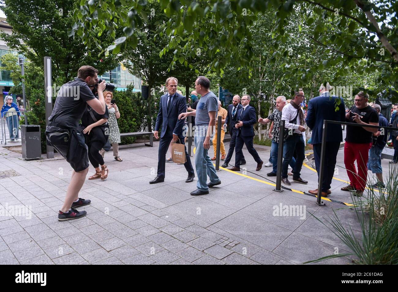 Ex presidente del Consiglio europeo, Donald Tusk arriva alla presentazione del monumento a Wladyslaw Bartoszewski a Sopot.Wladyslaw Bartoszewski era uno storico polacco, pubblicista, giornalista, scrittore, attivista sociale, politico e diplomatico. Prigioniero di Auschwitz, ufficiale dell'Esercito domestico, attivista dello Stato Underground polacco, partecipante all'insurrezione di Varsavia. Foto Stock