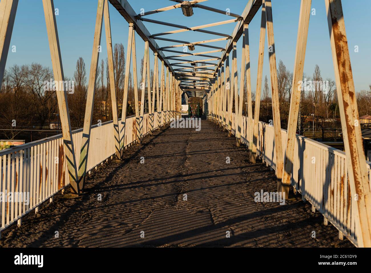 Un vecchio ponte arrugginito, un vecchio ponte dilapido Foto Stock