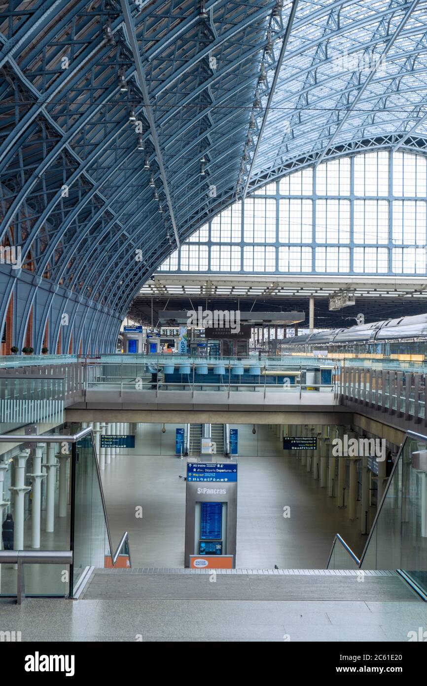 All'interno della stazione ferroviaria di St. Pancras e del terminal Eurostar, Londra, Regno Unito Foto Stock