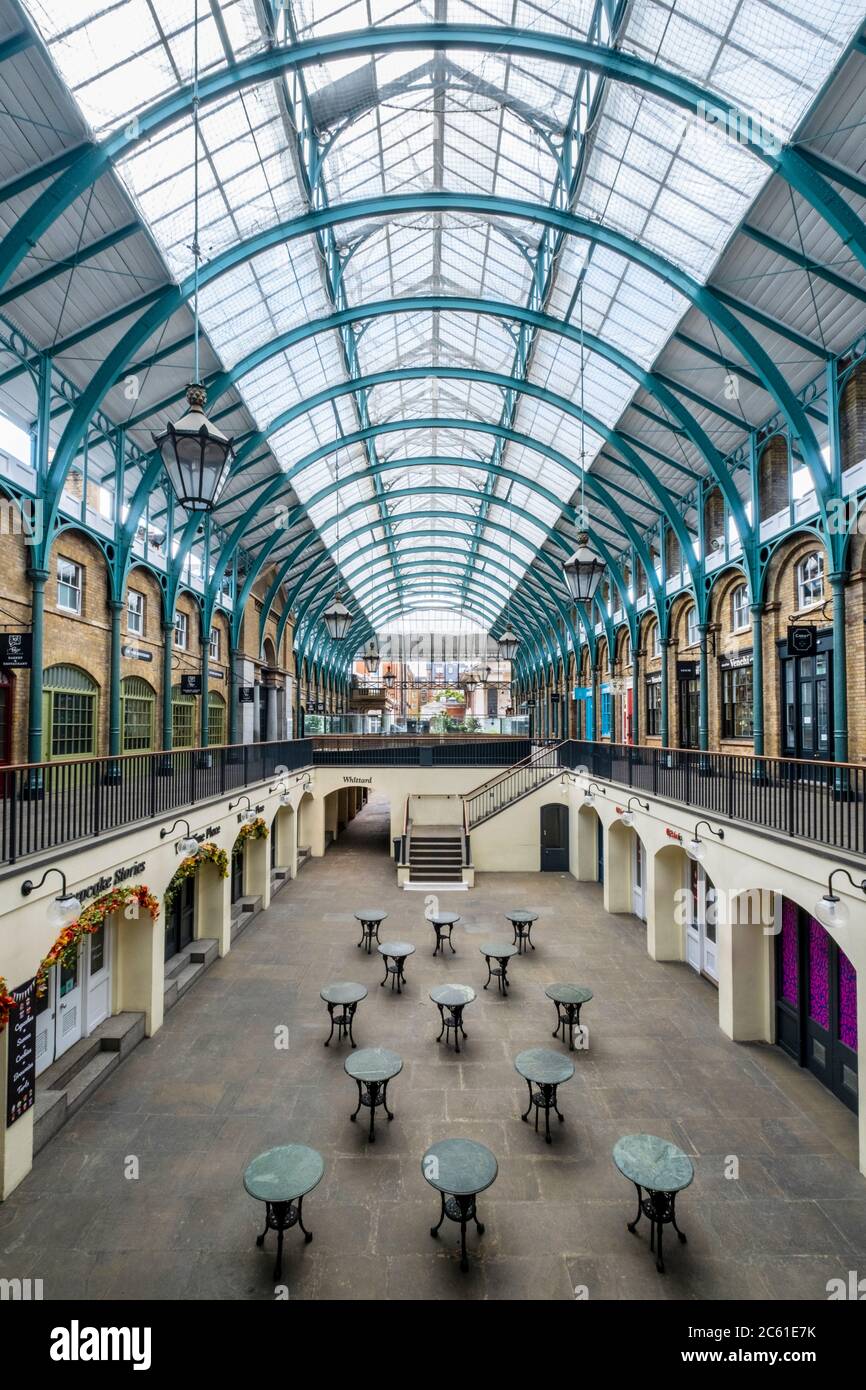 Regno Unito, Londra, Covent Garden. Il mercato della mela del XIX secolo - un centro commerciale - costruito nel 1830 sulla piazza su disegno di Charles Fowler Foto Stock