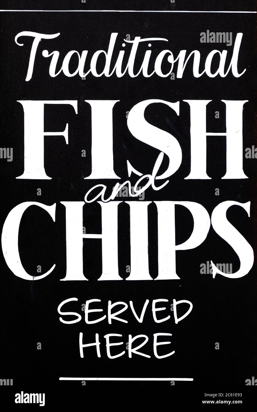 Regno Unito, Inghilterra. Cartello Fish and chip Shop fuori da un pub ristorante Foto Stock