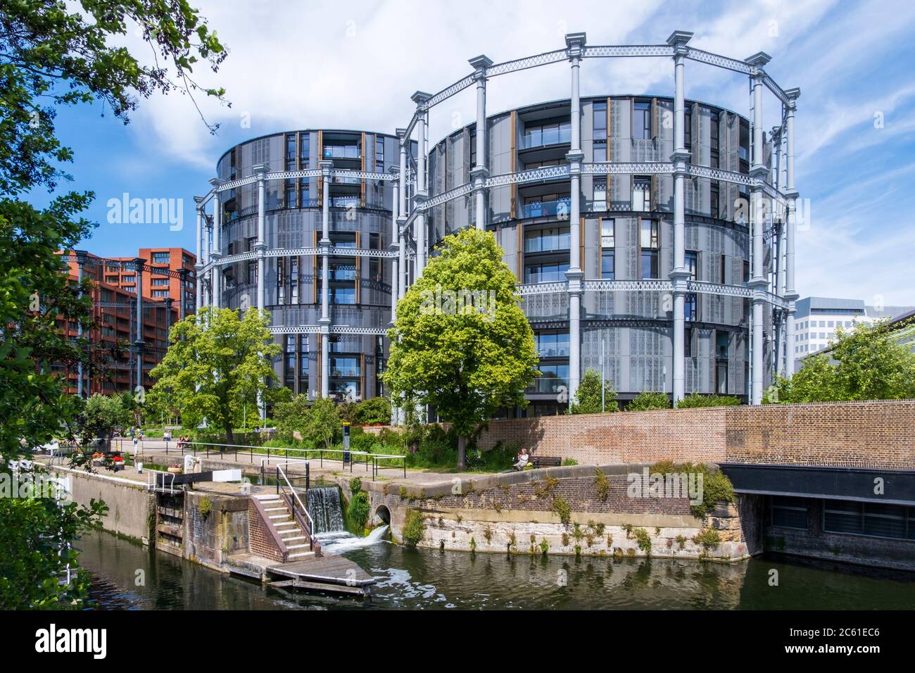 Regno Unito, Londra, King's Cross. Lo sviluppo residenziale a Gasholder Park vicino al canale del Regent Foto Stock