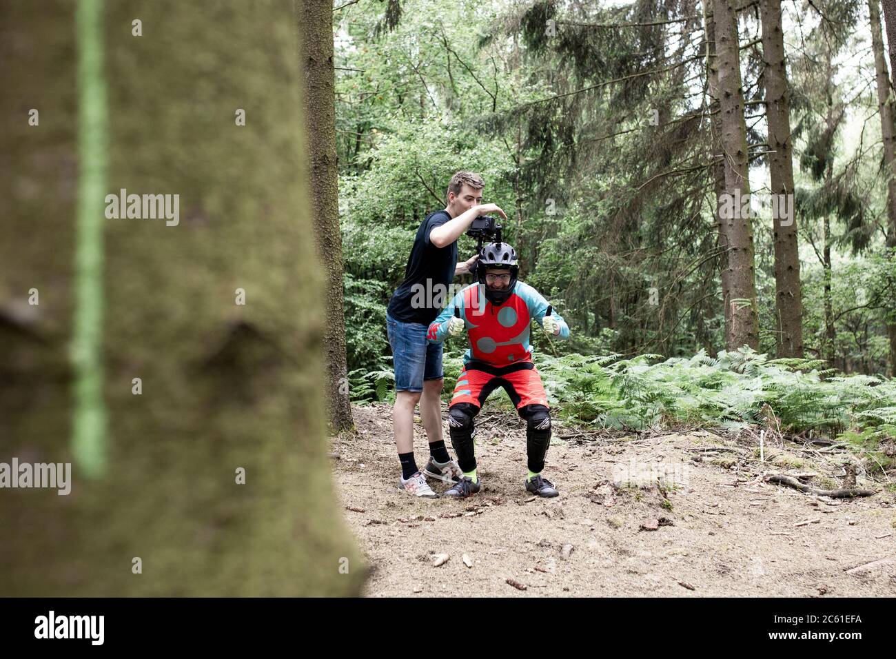 Rösrath, 04.07.20: Reportage Mountainbiken Downhill fahren im Rösrather Wald, die Helmkamera wird eingestellt. Foto Stock