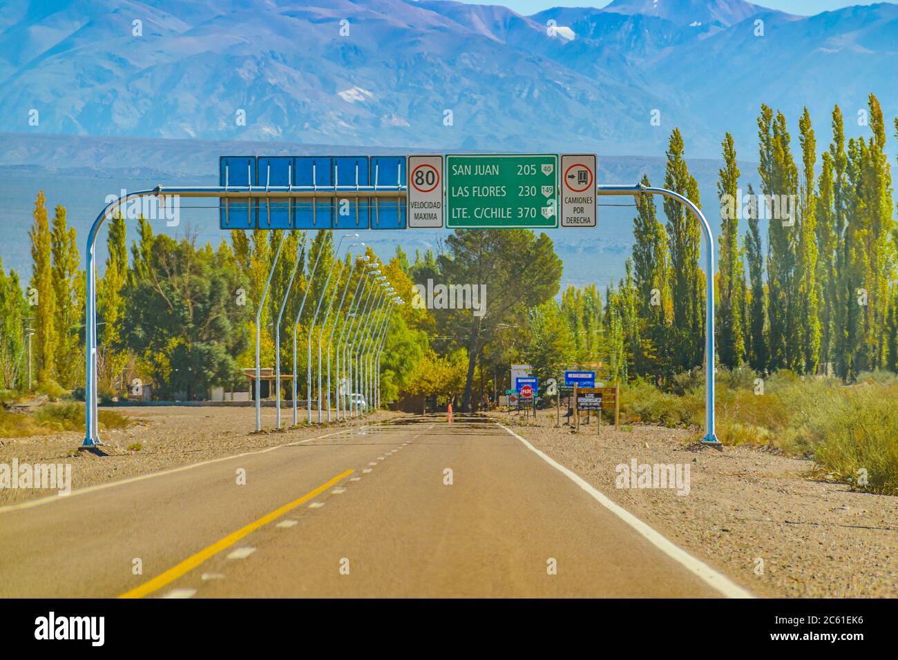 Autostrada vuota in ambiente paesaggio forestale, provincia di san juan, argentina Foto Stock